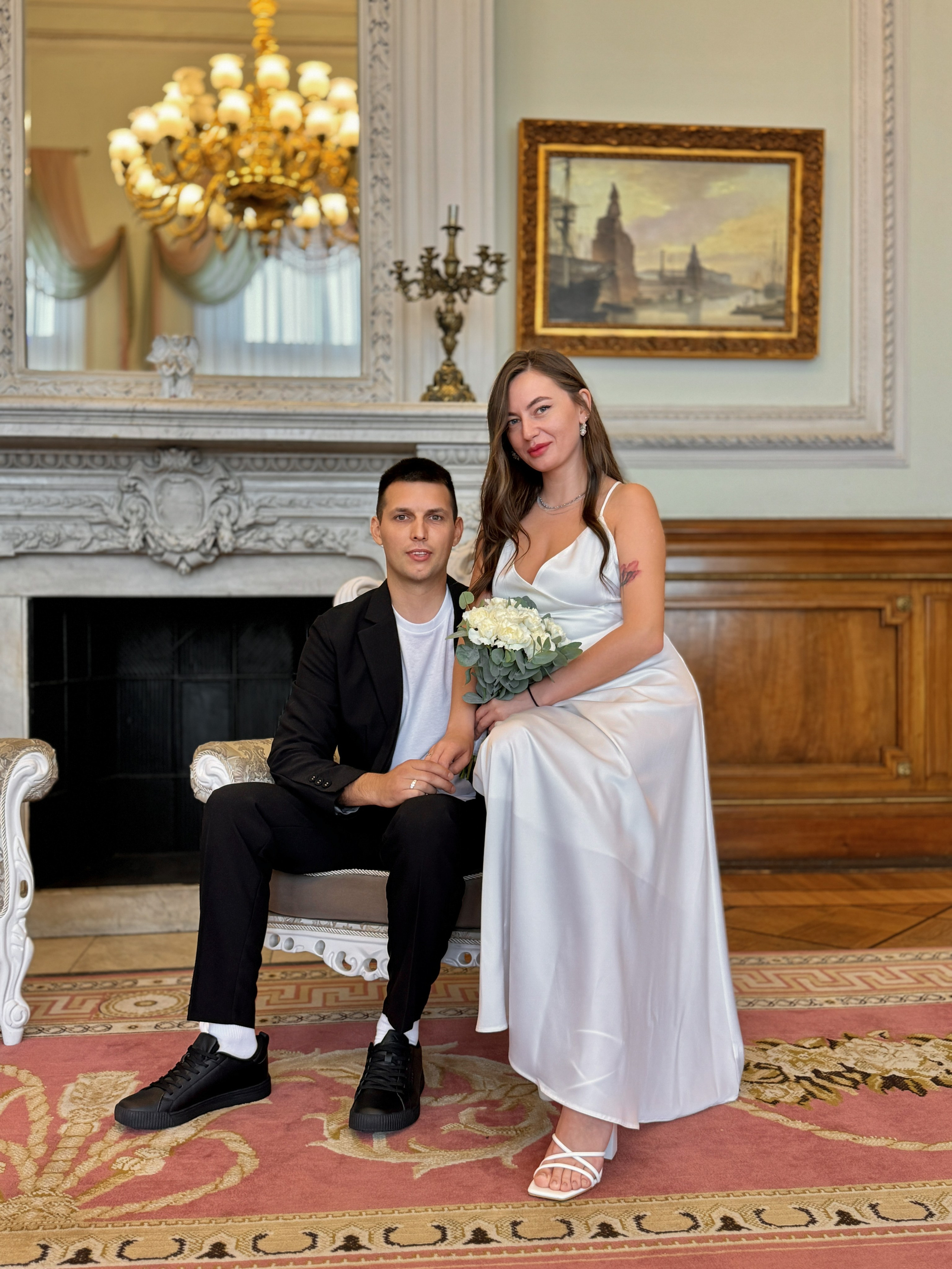 Мобильный фотограф делает свадебную фотосъёмку регистрации брака и фотосессию.