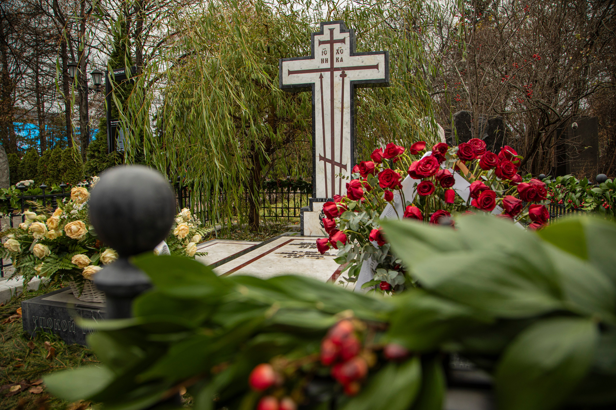 Осенняя прогулка по Новодевичьему кладбищу. Фотограф Сергей Ловкий