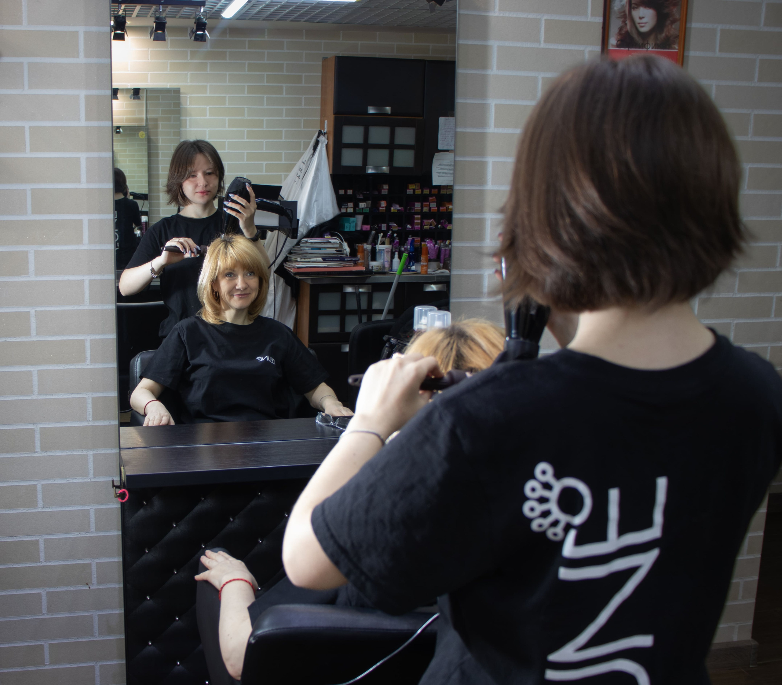 Процесс работы в кресле клиента — имиджевая съёмка салона красоты, фотограф Карасёва Елена