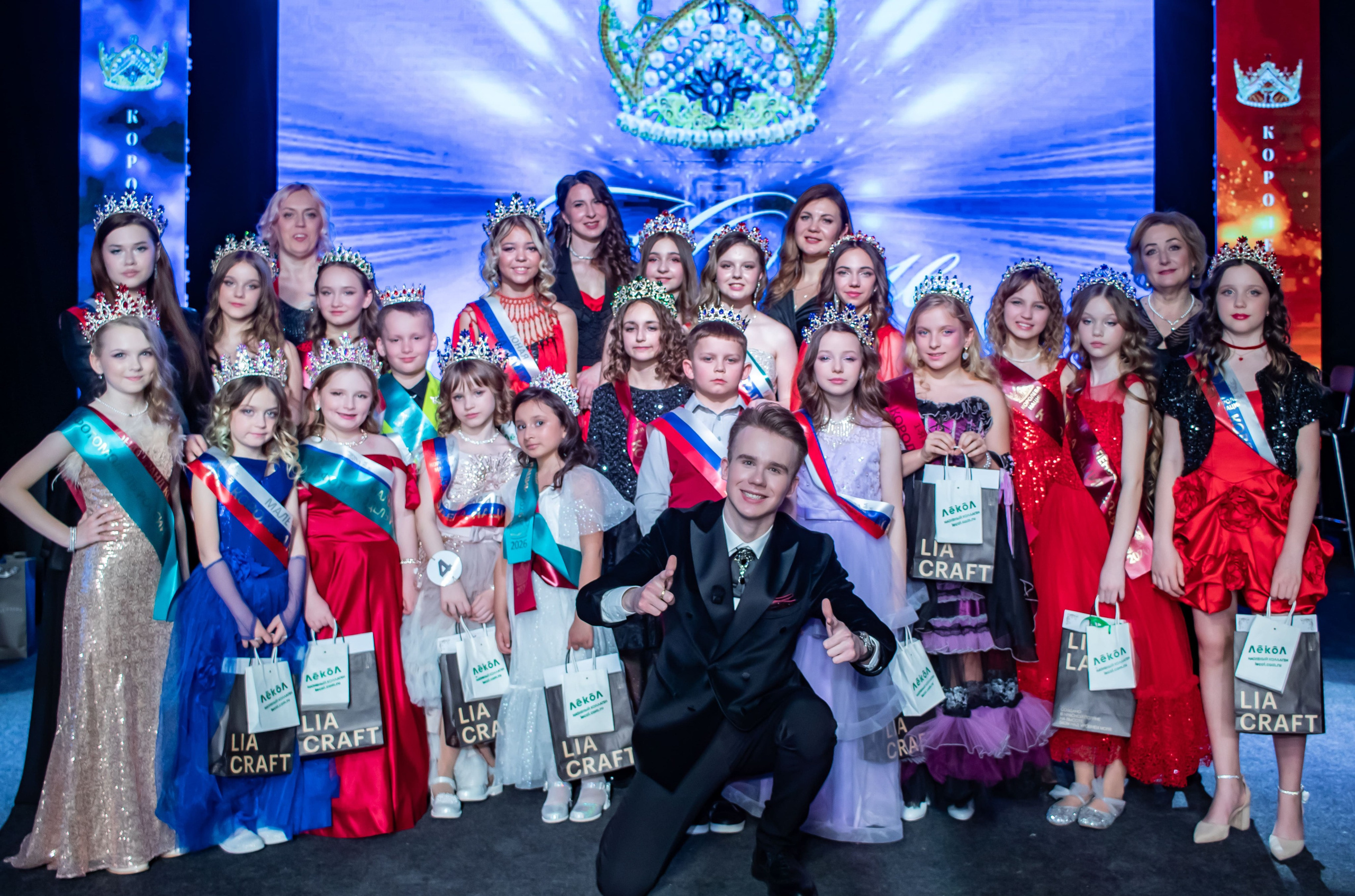 Участники конкурса красоты на сцене, групповое фото финалистов, Москва