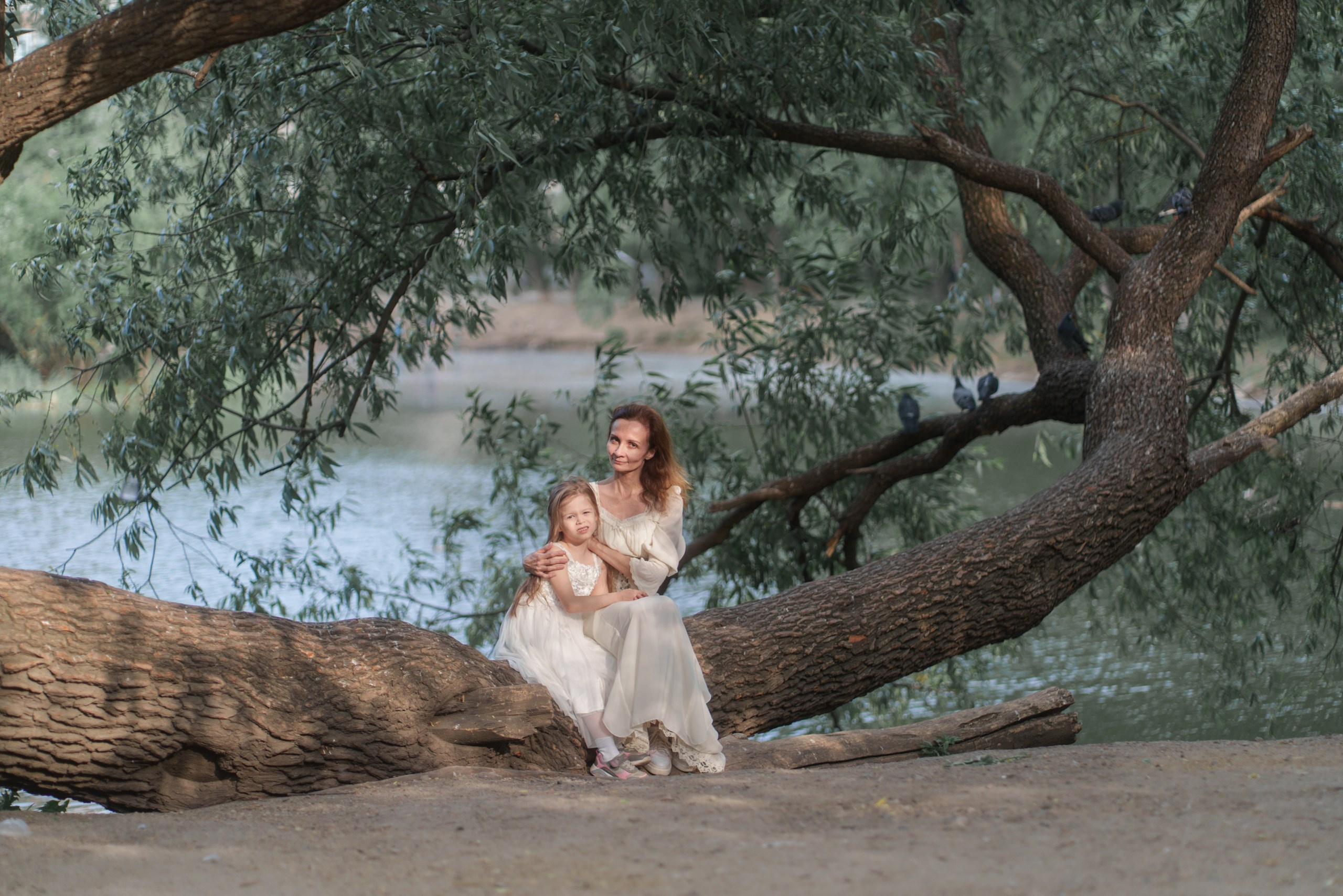 Mom and daughter at a family photo session in a blooming park in Yekaterinburg.