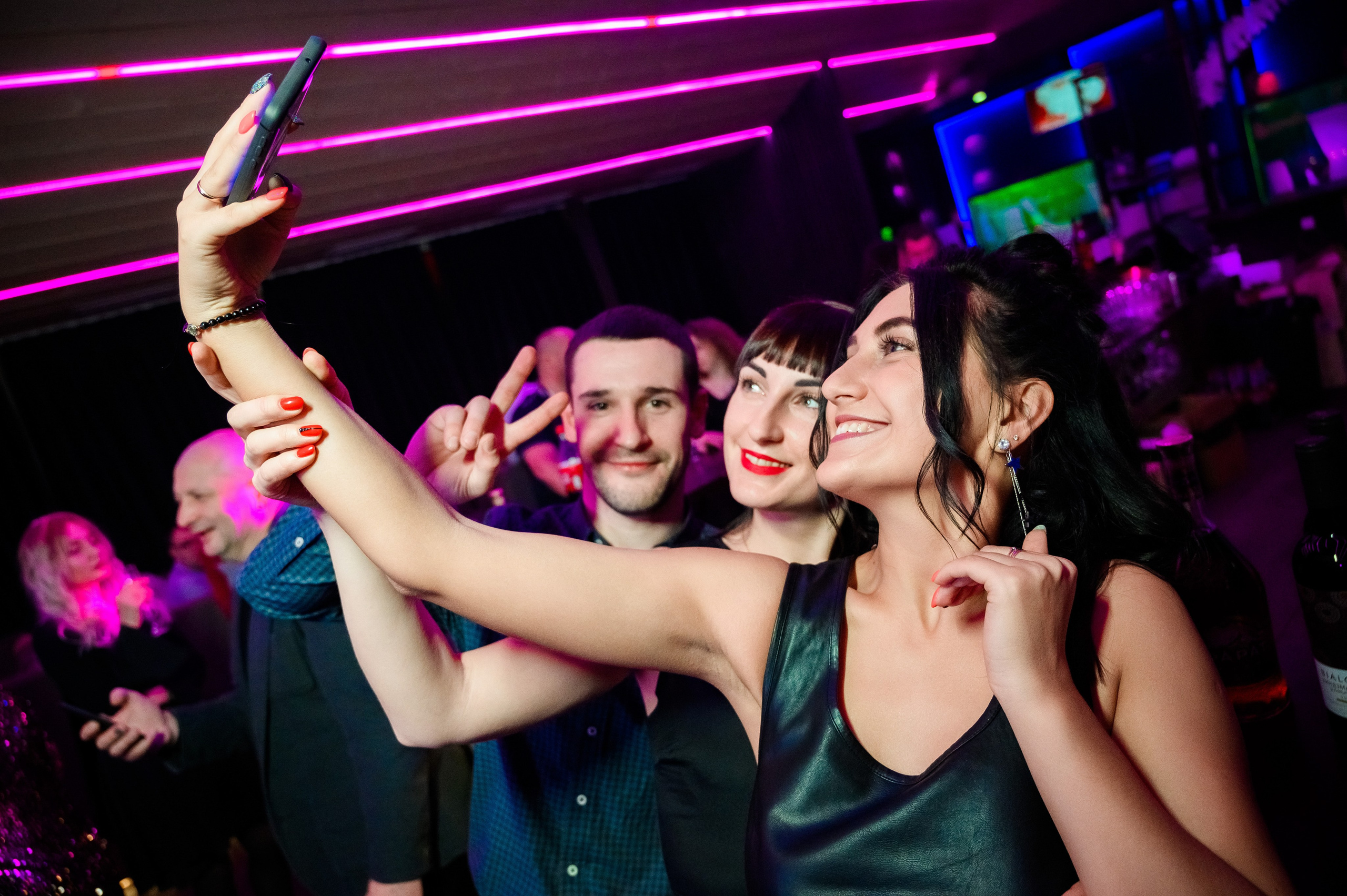 Репортажная фотосъёмка на мероприятии в клубе от 6000 рублей.