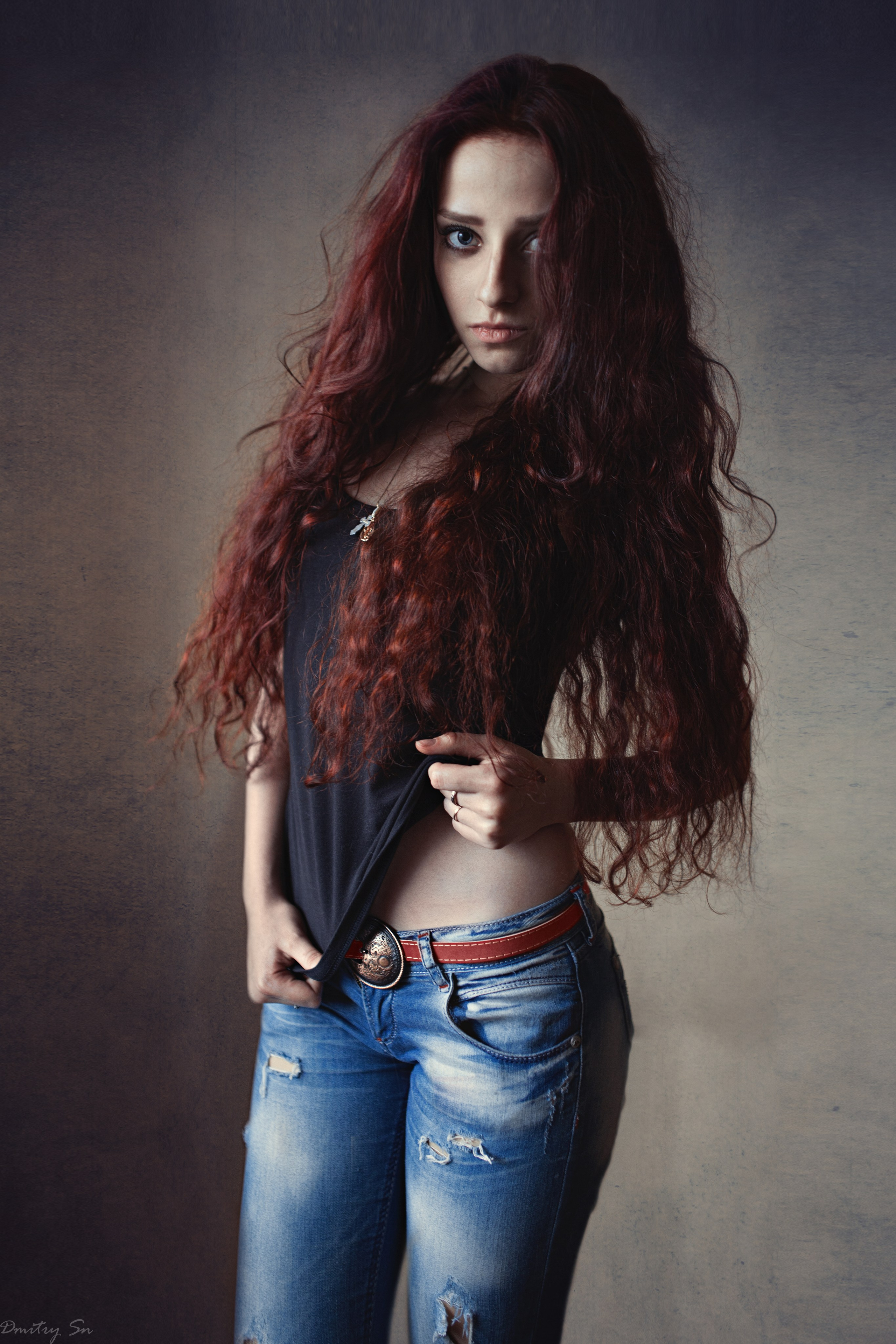 Фотосет в минималистичном стиле с Эвелиной у окна в формате для «себя»