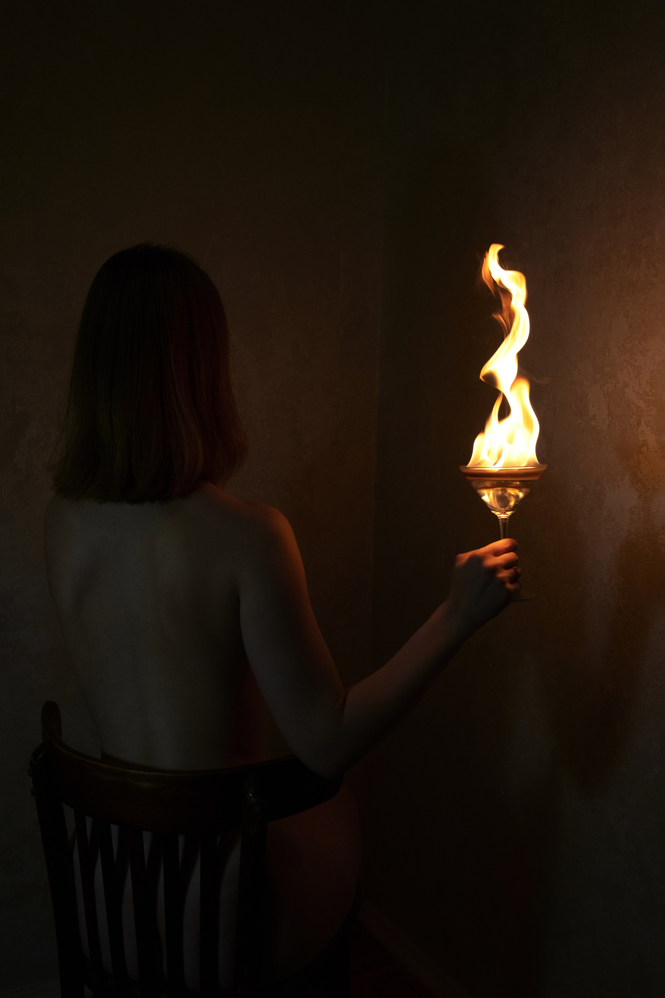 Abstract nude female portrait in soft natural light. Focus on form, emotion, and quiet absence. An intimate fine-art nude exploring the space between presence and disappearance. Shot in ambient light with minimalist aesthetic. Размытая ню-композиция. Женское тело в состоянии покоя, абстракция. Минималистичный кадр фрагмента женского тела в контрастном свете. Художественная ню-фотография, игра текстур. Художественный портрет обнажённой женщины. Светлая сцена, ню-фотография, атмосфера статуи и тишины. Ню в тёплом освещении, женская фигура в статичной позе. Художественное изображение тела, текстуры и свет. фотограф ню. art nude photography photographer