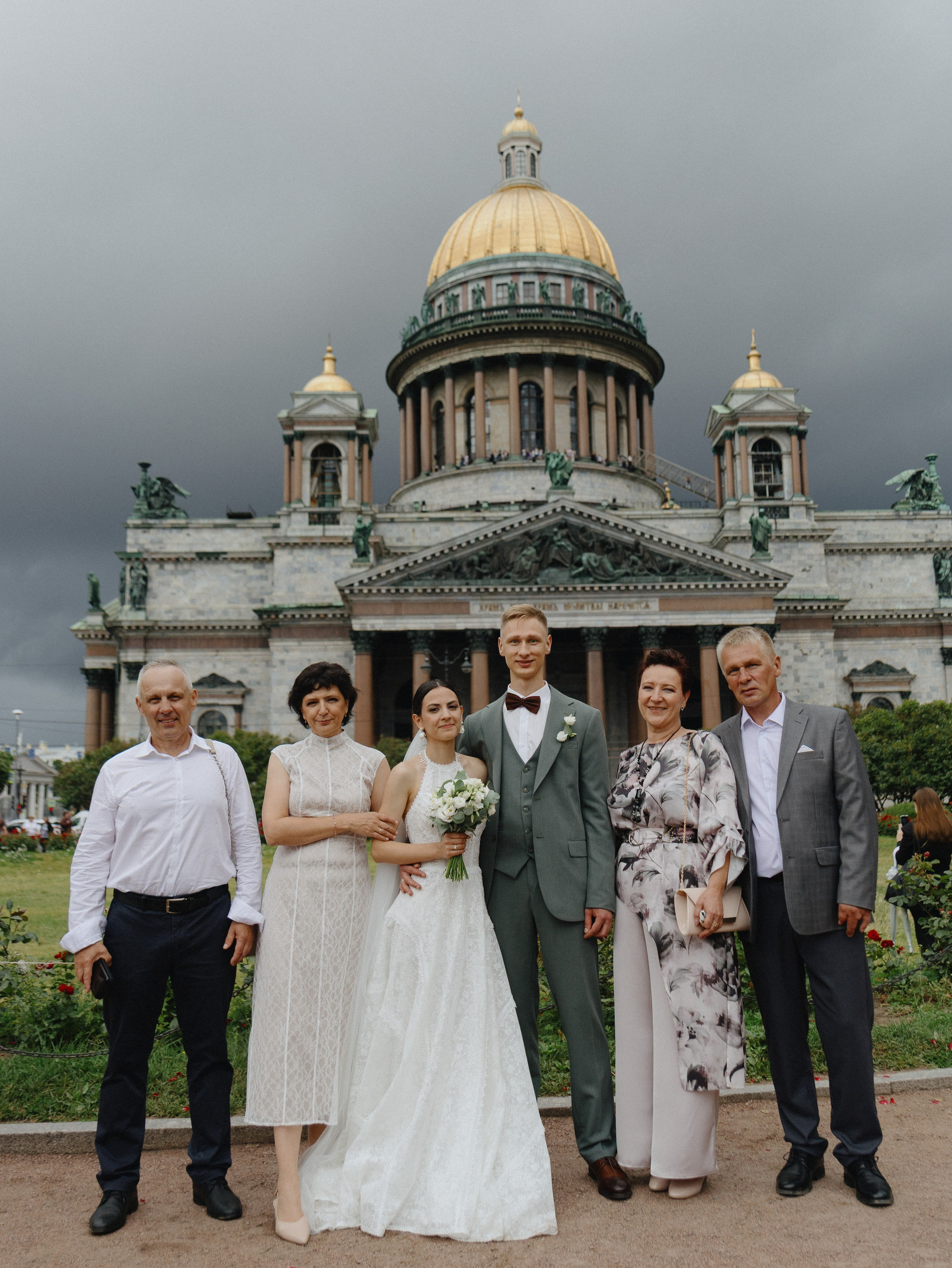 Свадебная прогулка в Санкт Петербурге под дождем