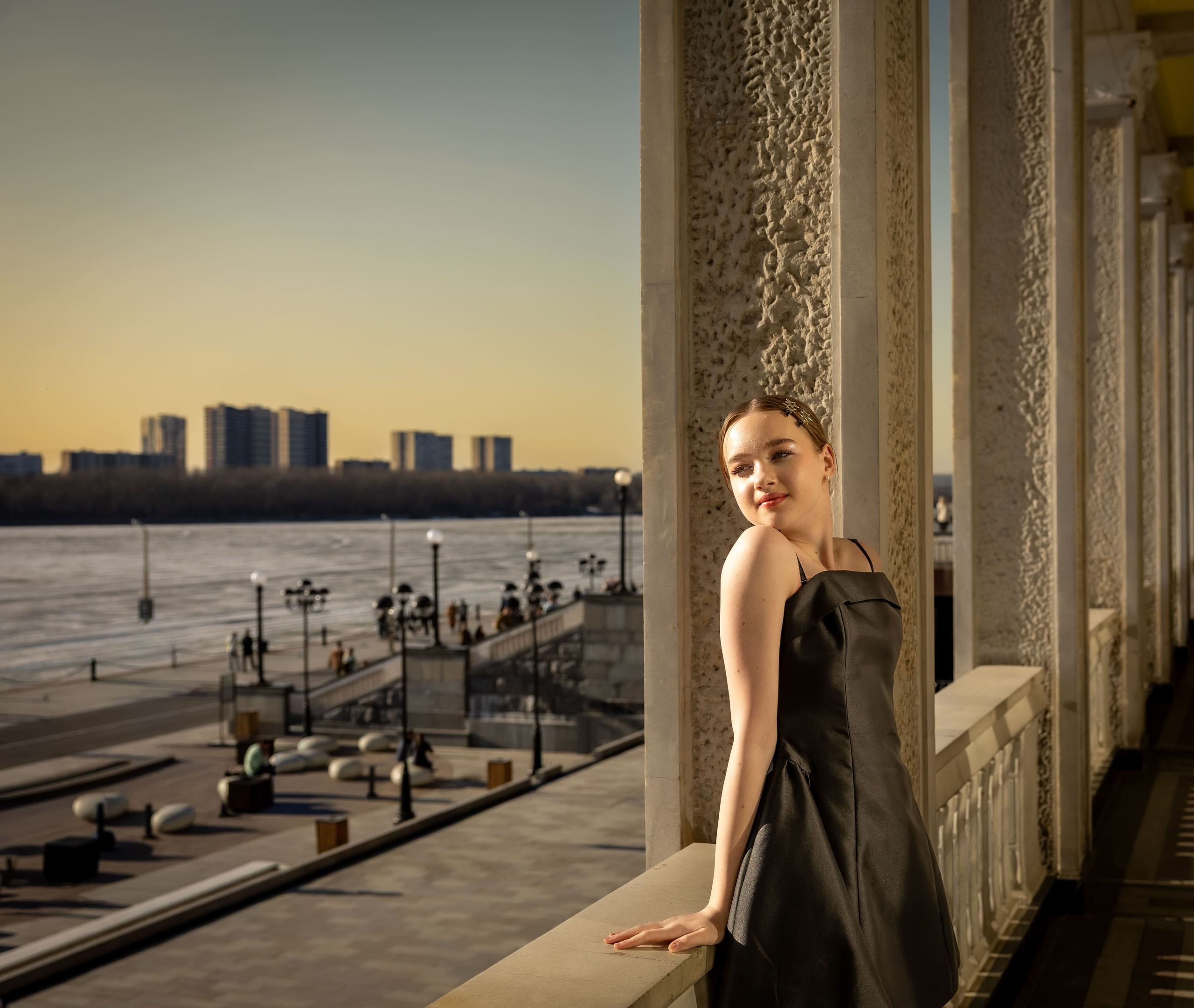 фотосессия у воды Москва портрет на фоне набережной