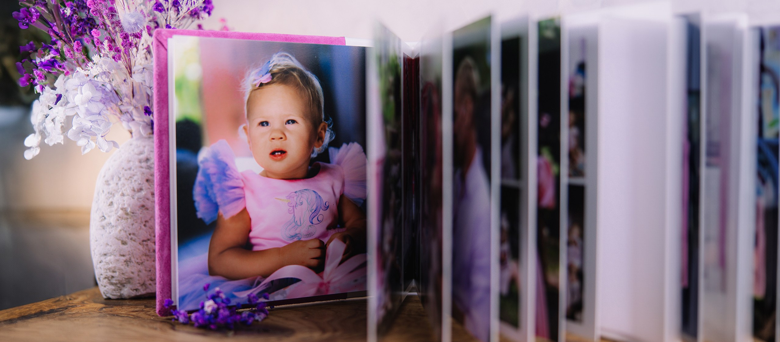 Открытая книга стоящая на столе