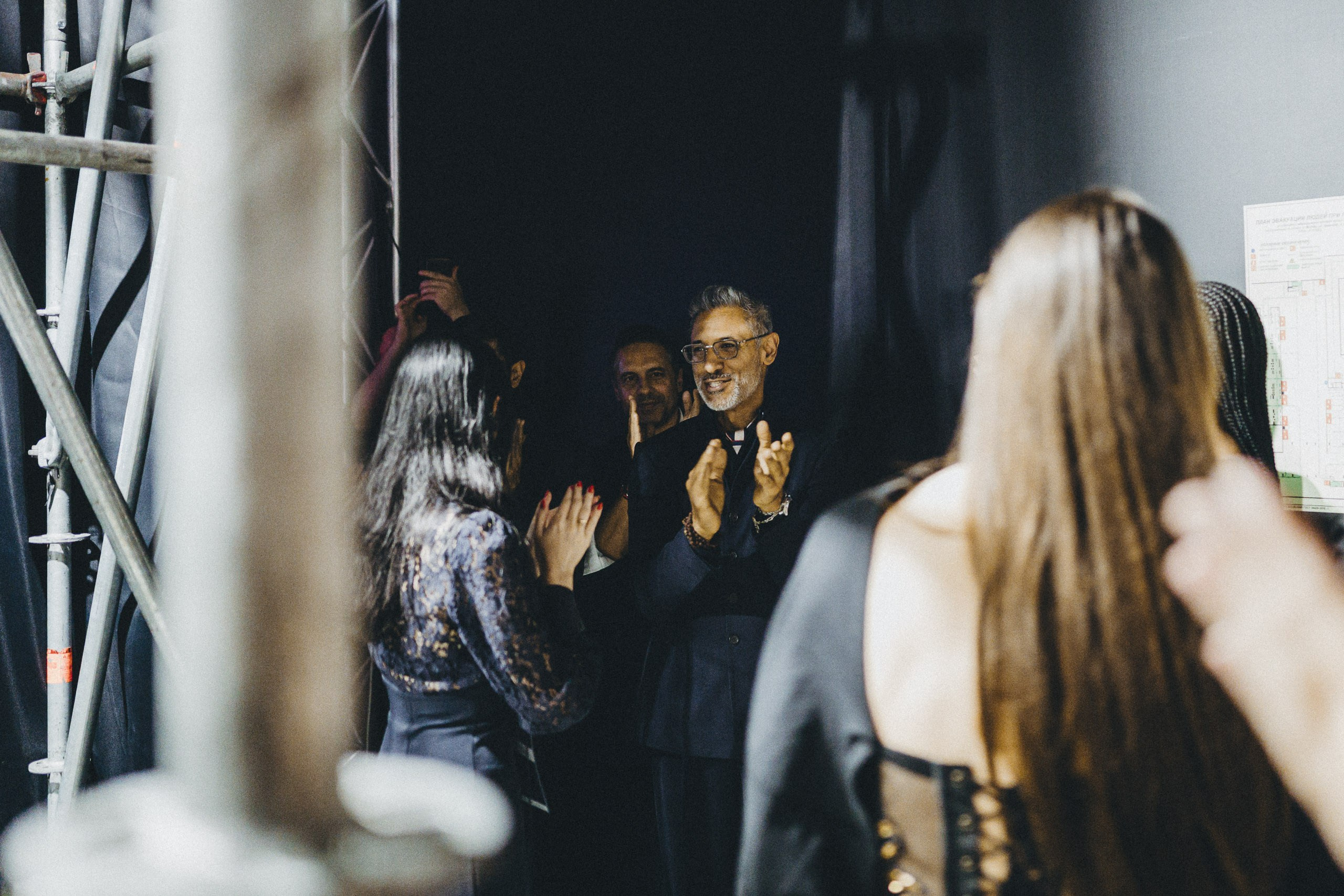 Бэкстейдж показа дизайнера Shantnu Nikhil на MFW 2025