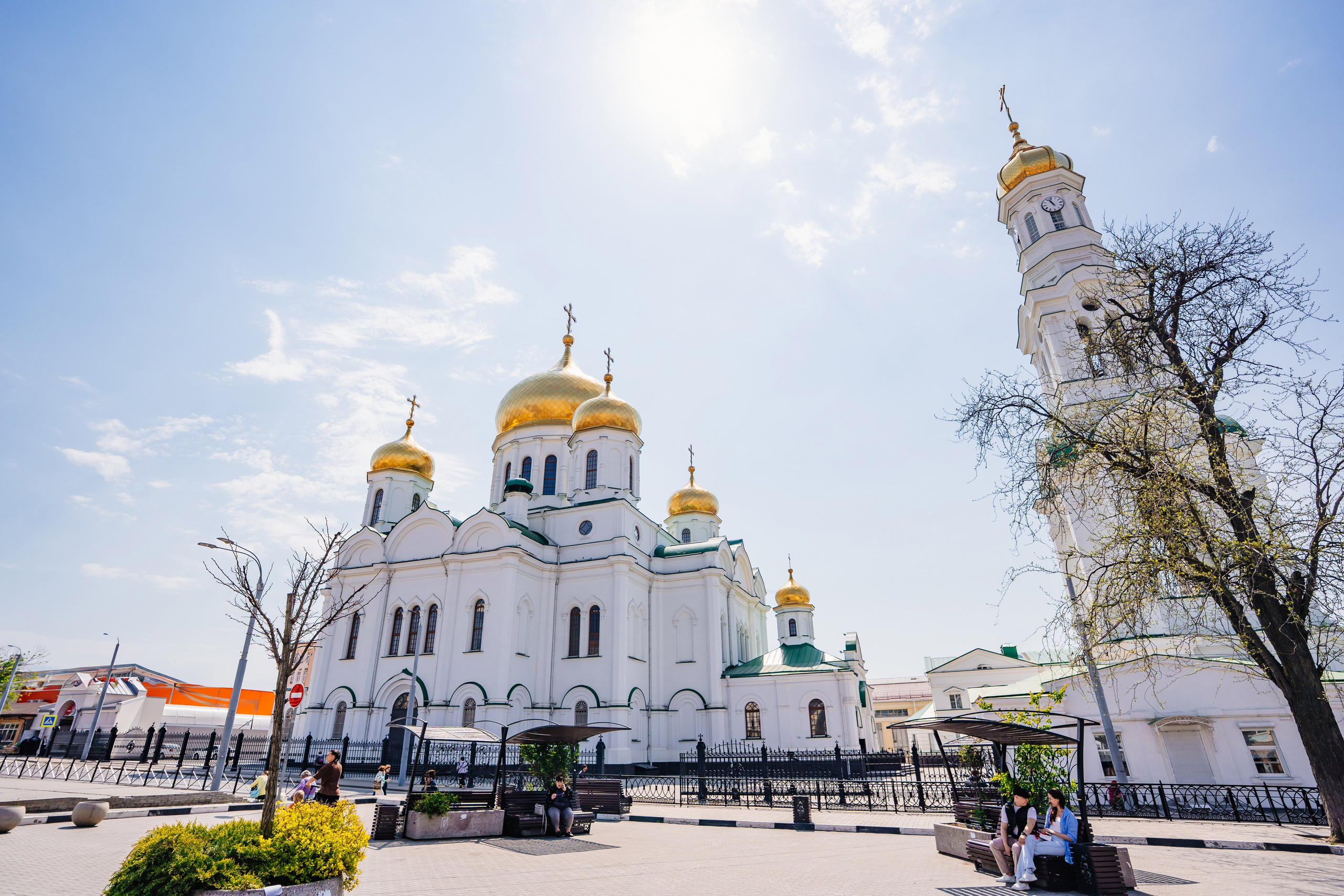 Кафедральный собор Рождества Пресвятой Богородицы в Ростове-на-Дону — один из главных православных храмов города и известная архитектурная достопримечательность юга России. Историческое здание с золотыми куполами и колокольней в центре Ростова-на-Дону 9.05.2026, фотограф Андрей Сайфутдинов