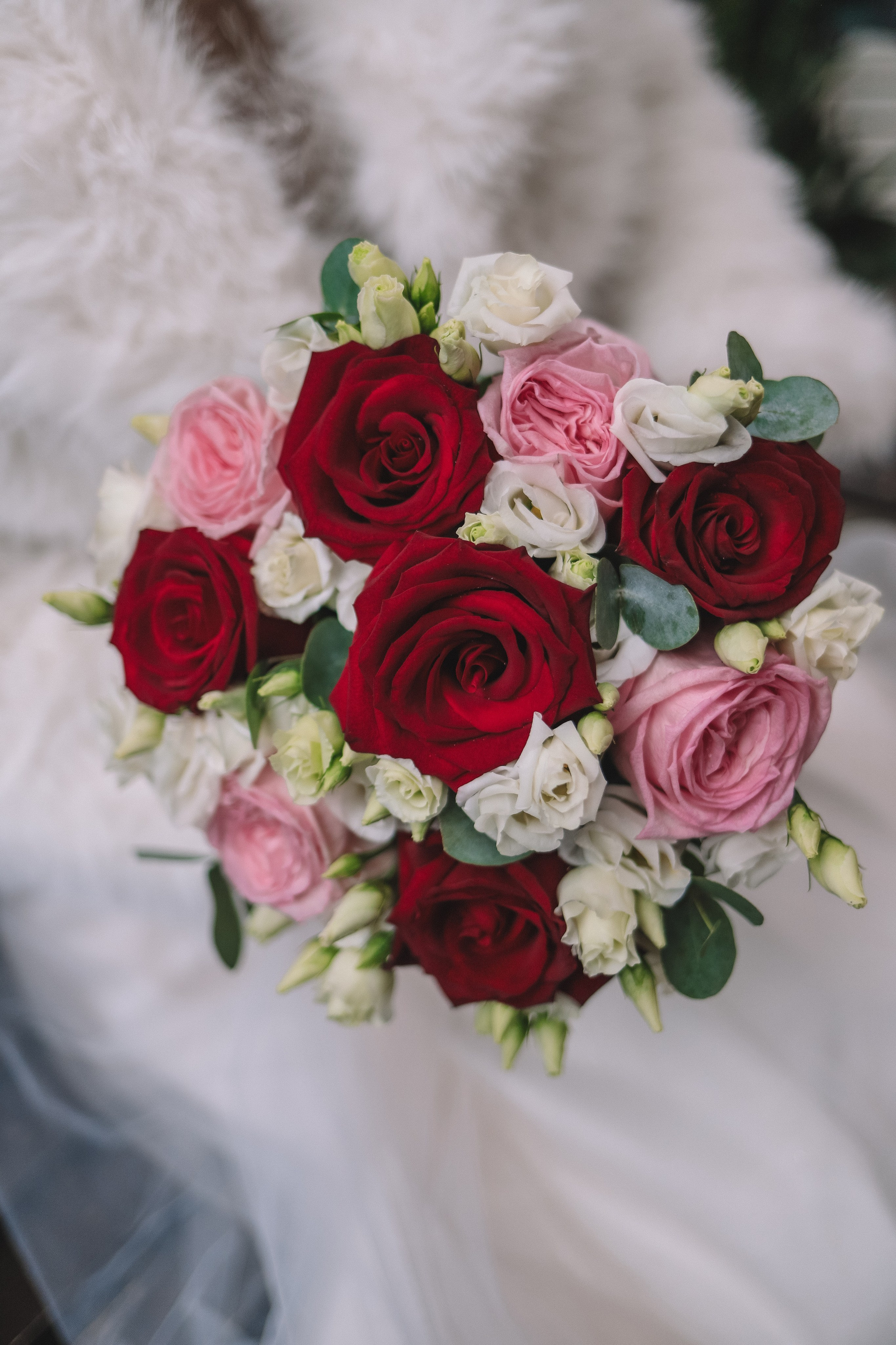 Букет невесты с красными и розовыми розами, деталь