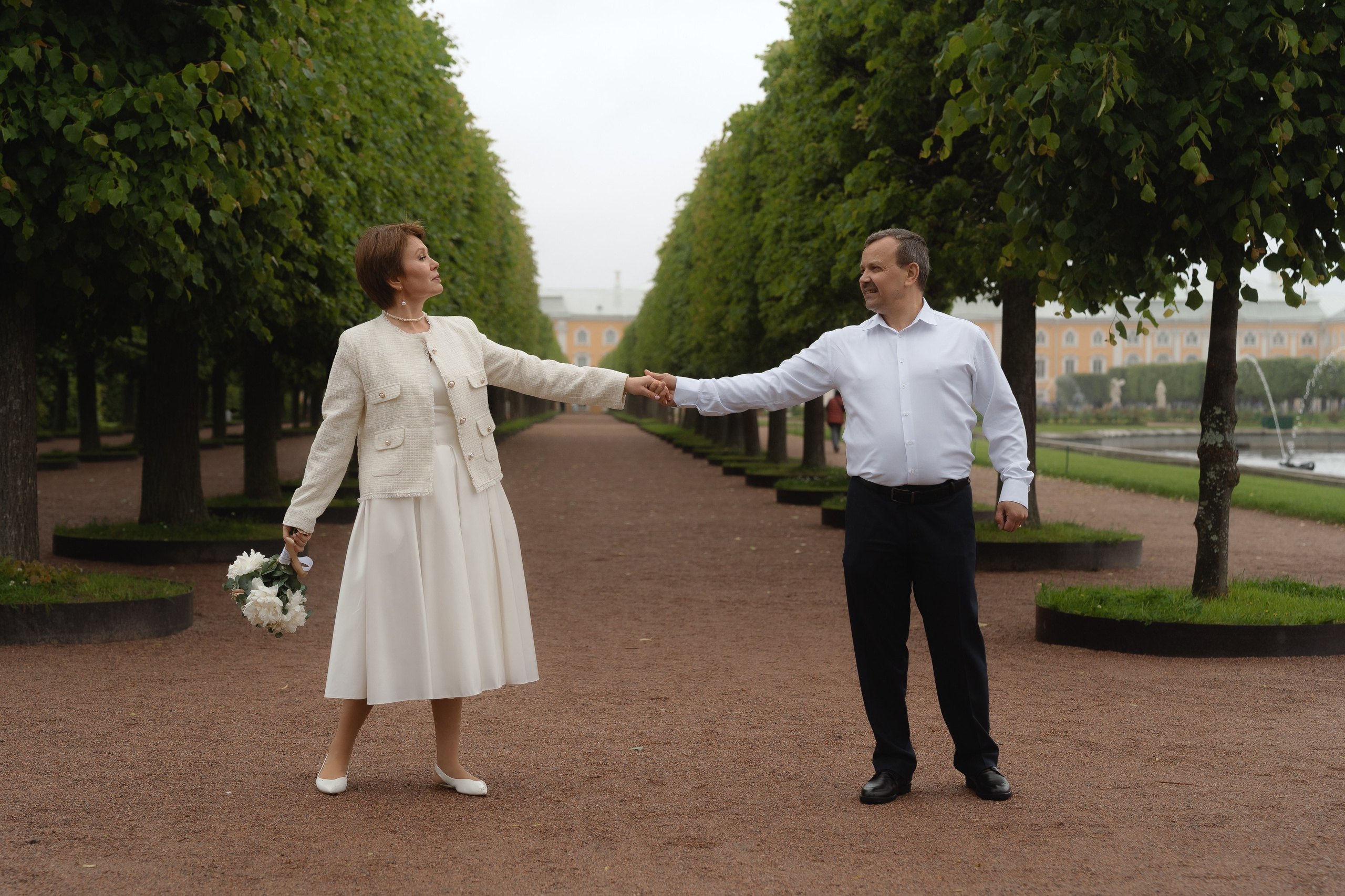 Свадебная прогулка по аллеям Петергофа