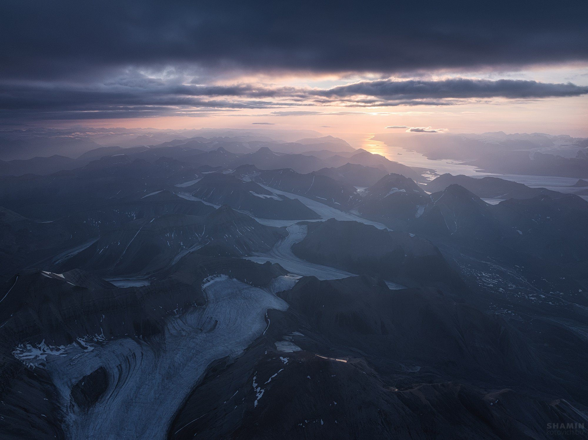 Аэросъёмка пейзажей с дрона — вид с высоты на природу, свет и пространство, запечатлённые в разное время суток.