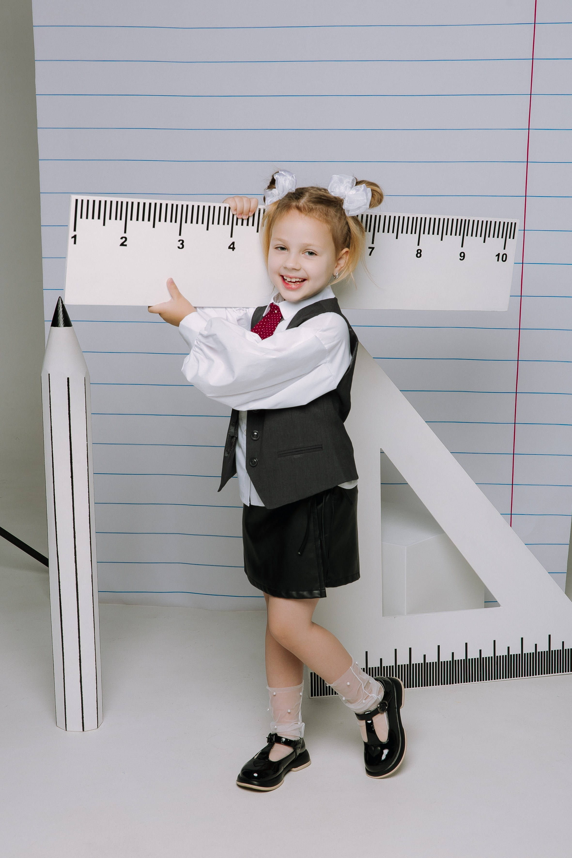 Студия- Портреты начальная школа (С реквизитом). Выпускные альбомы Натальи Бутко: Новороссийск, Анапа, Геленджик