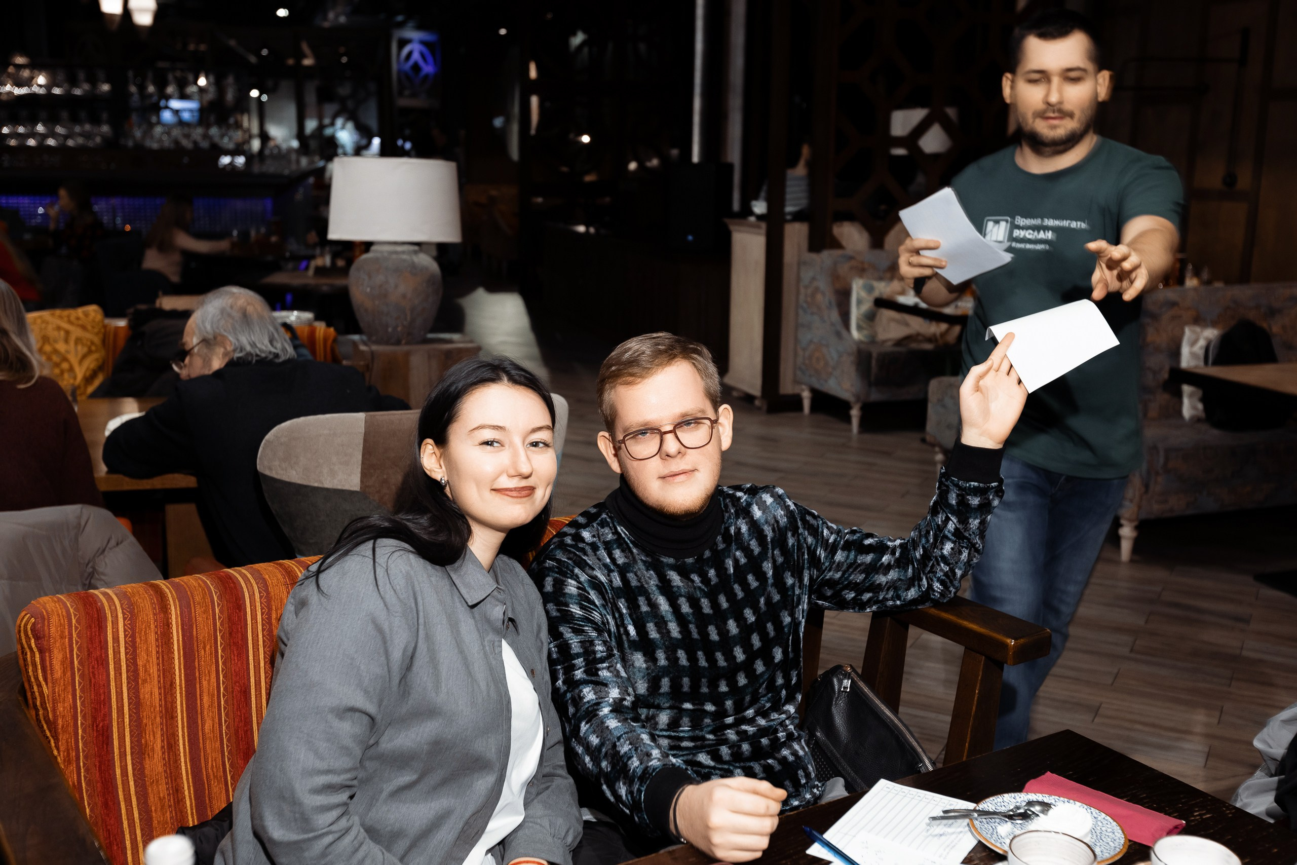 Репортажная фотосъемка квиз-шоу ЛИГА ИНДИГО в ресторане Пахвала. Фотограф в Санкт-Петербурге — Сергей Петров