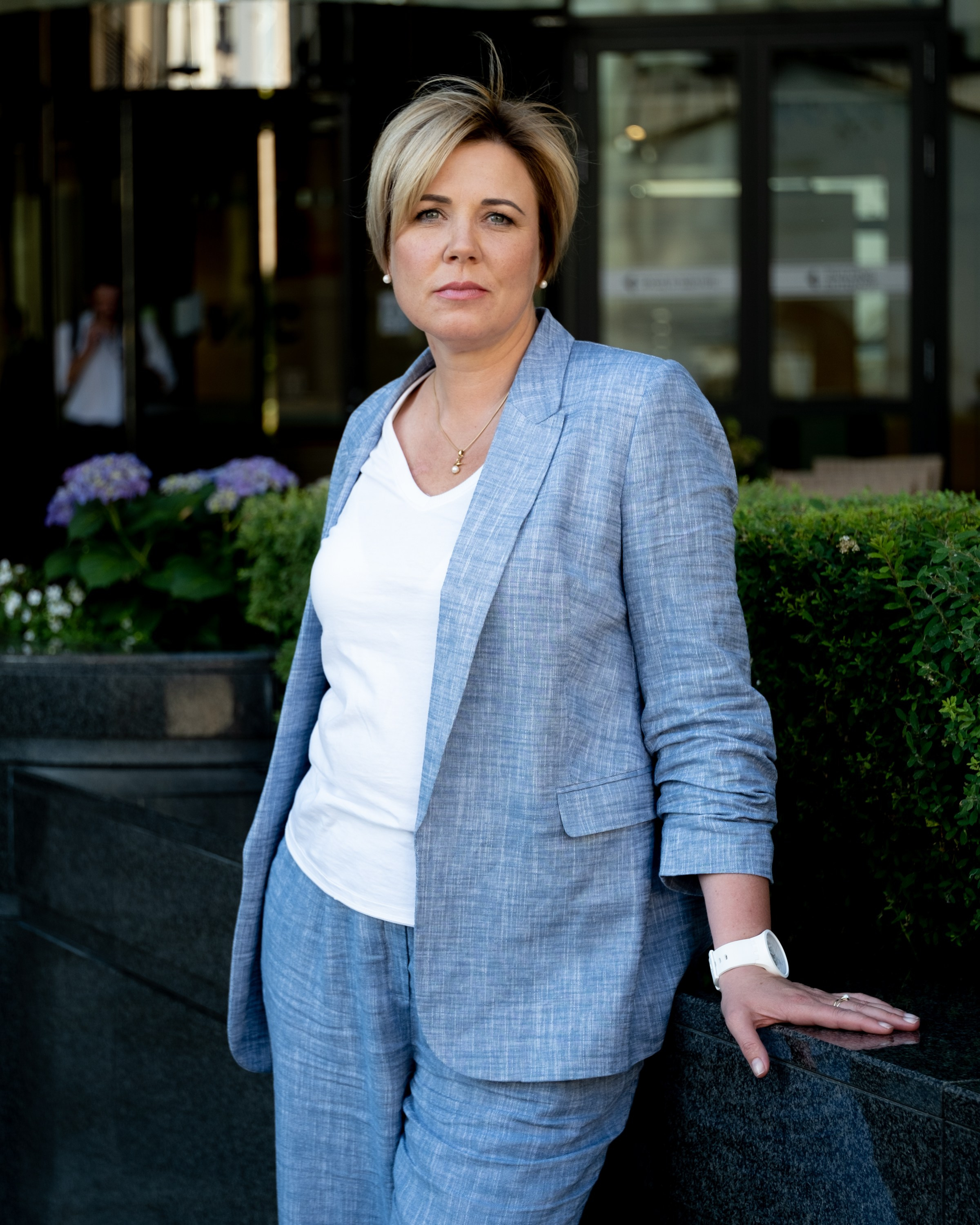 Деловой портрет: уверенная бизнес-леди в стильном костюме, профессиональная фотосессия для TenChat и корпоративного сайта, фотограф для руководителей и экспертов.