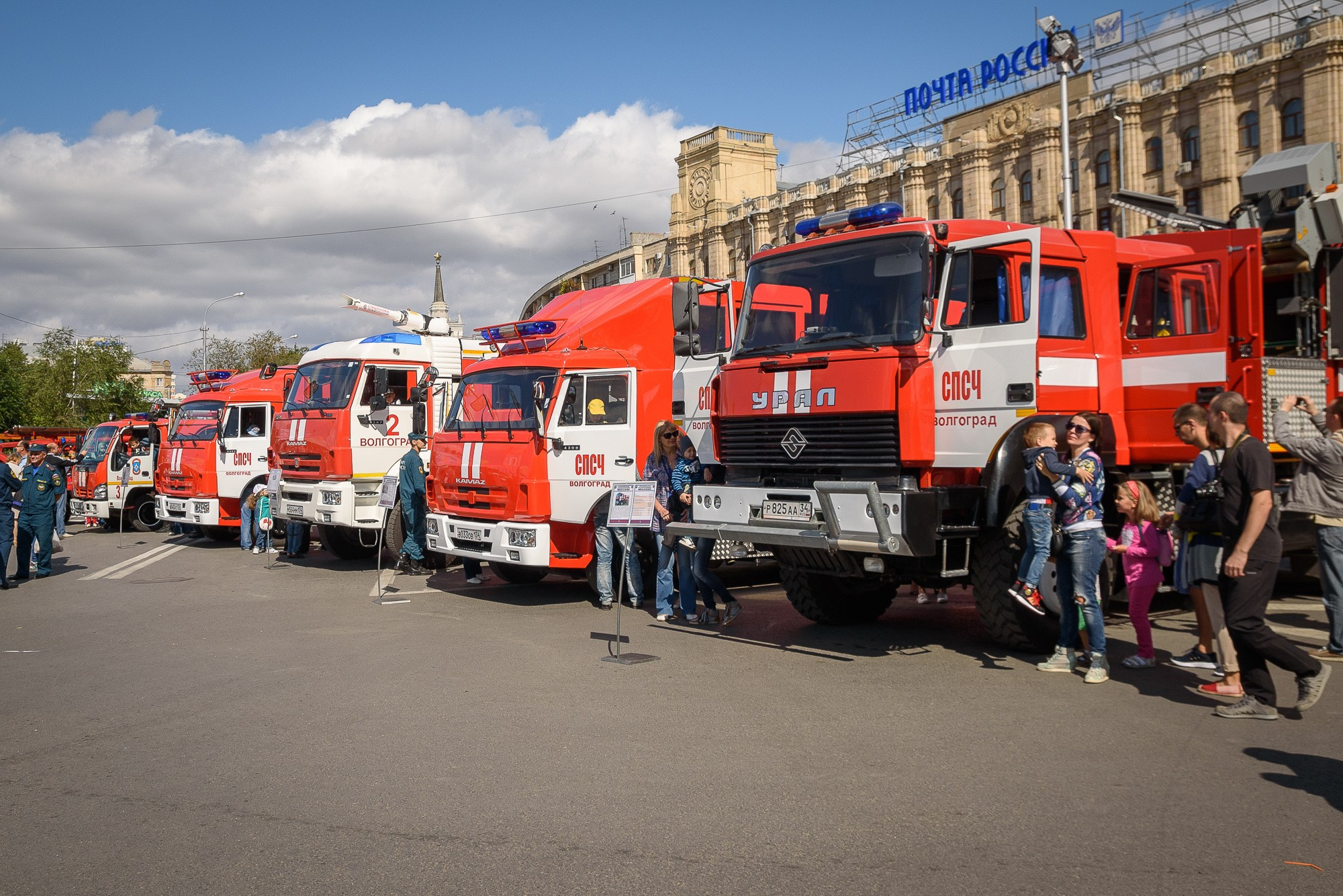 Выставка пожарной техники, ряд пожарных машин