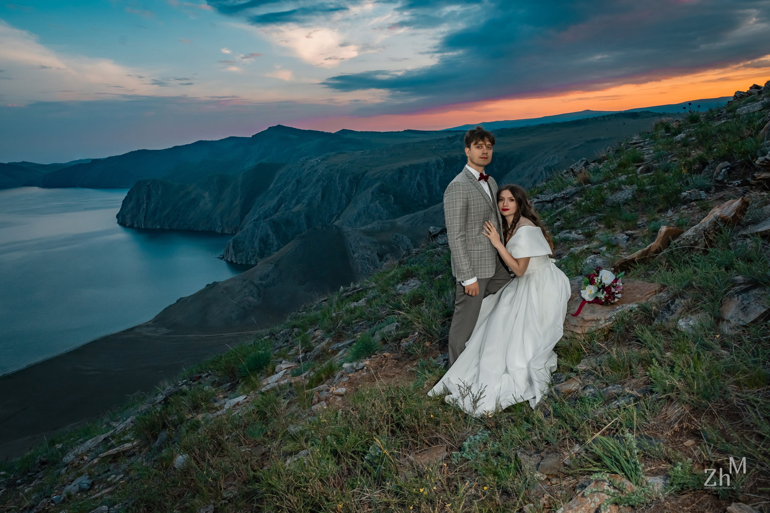 Свадебная фотосессия на Байкале и горах. Семейный и свадебный фотограф в Иркутске Максим Жигалов