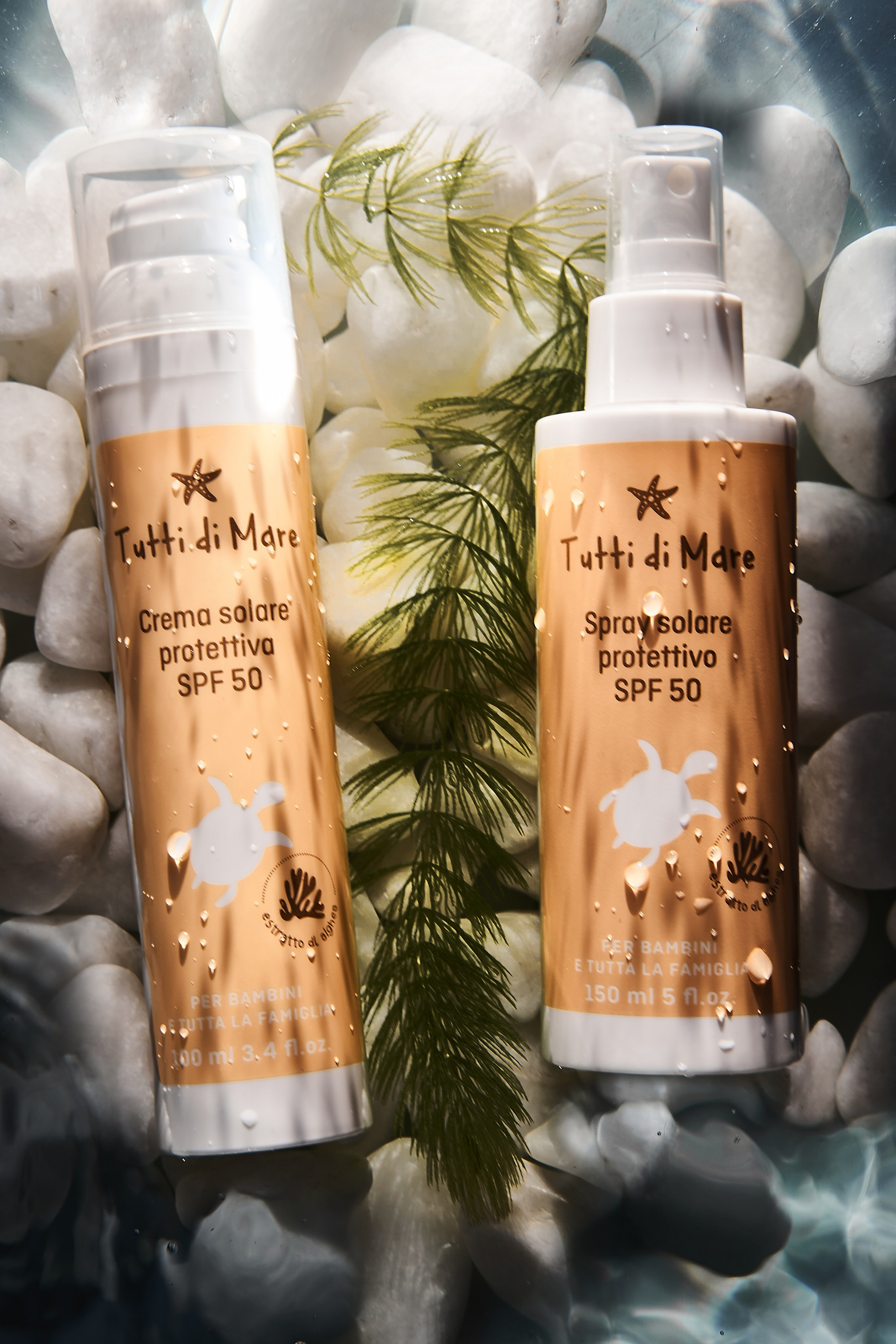 Красивые бутылочки брендового крема лежат под водой