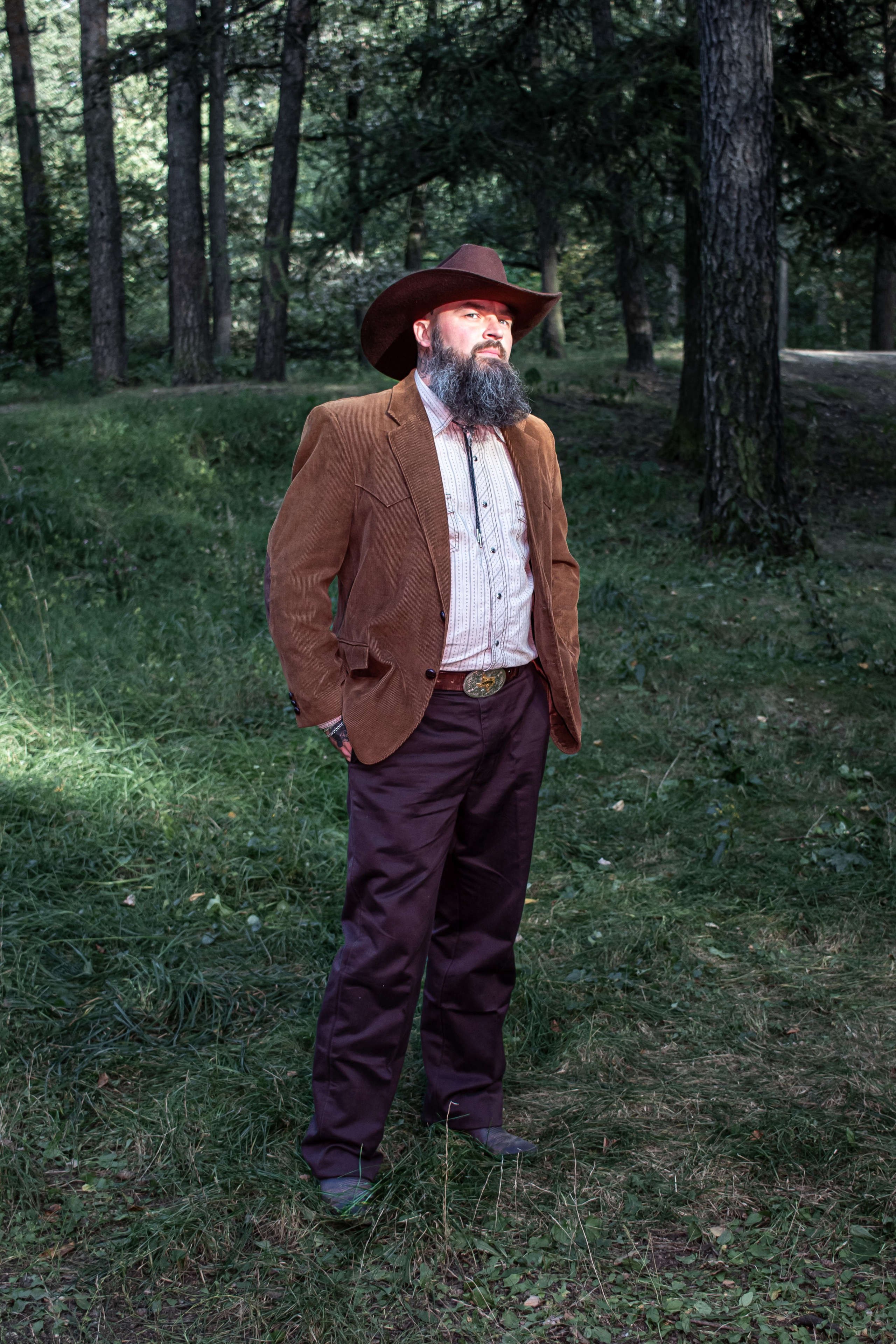 Атмосферный портрет мужчины с бородой — природа