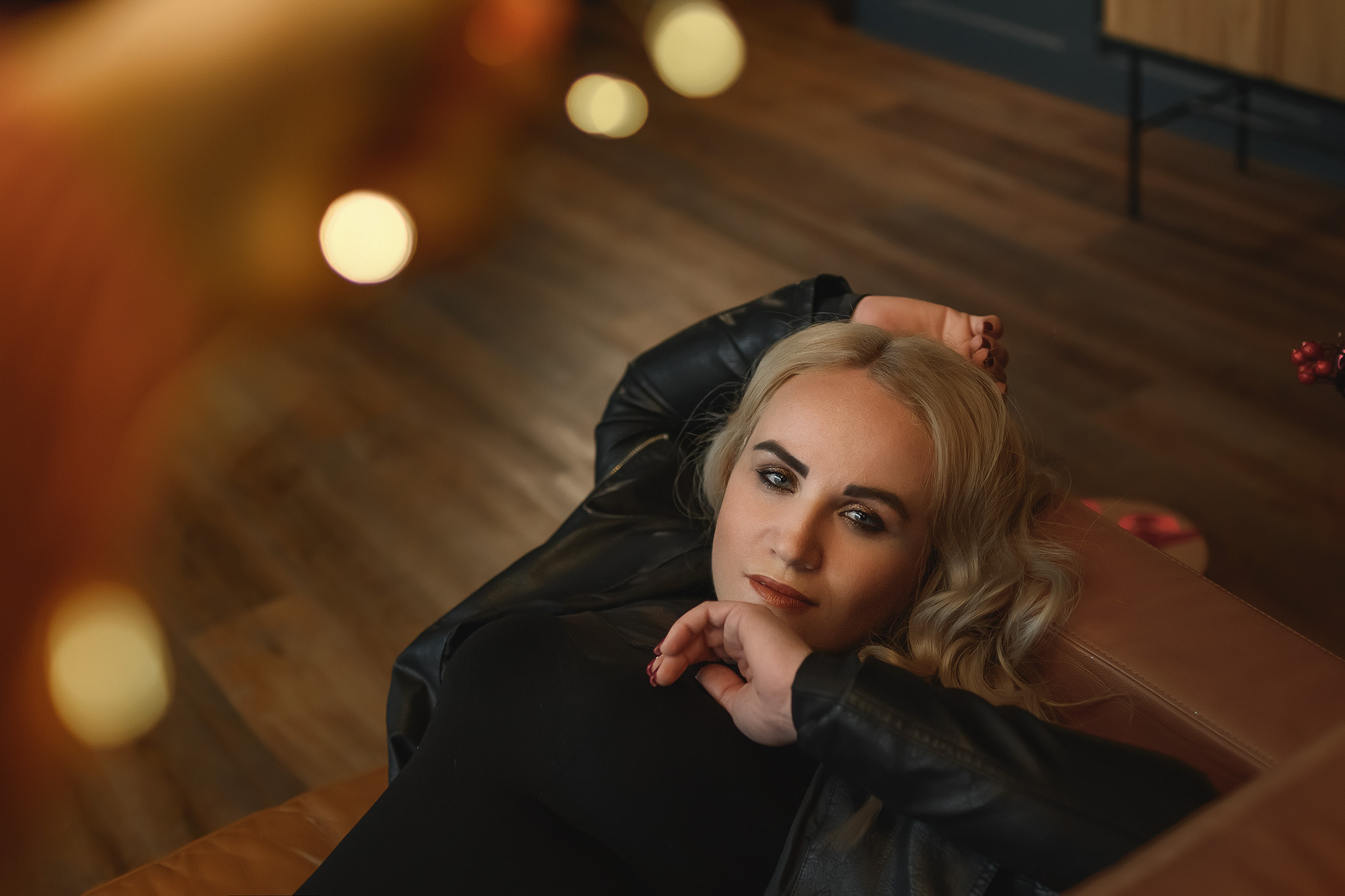 Портрет для девушки со светлыми волосами в домике с камином