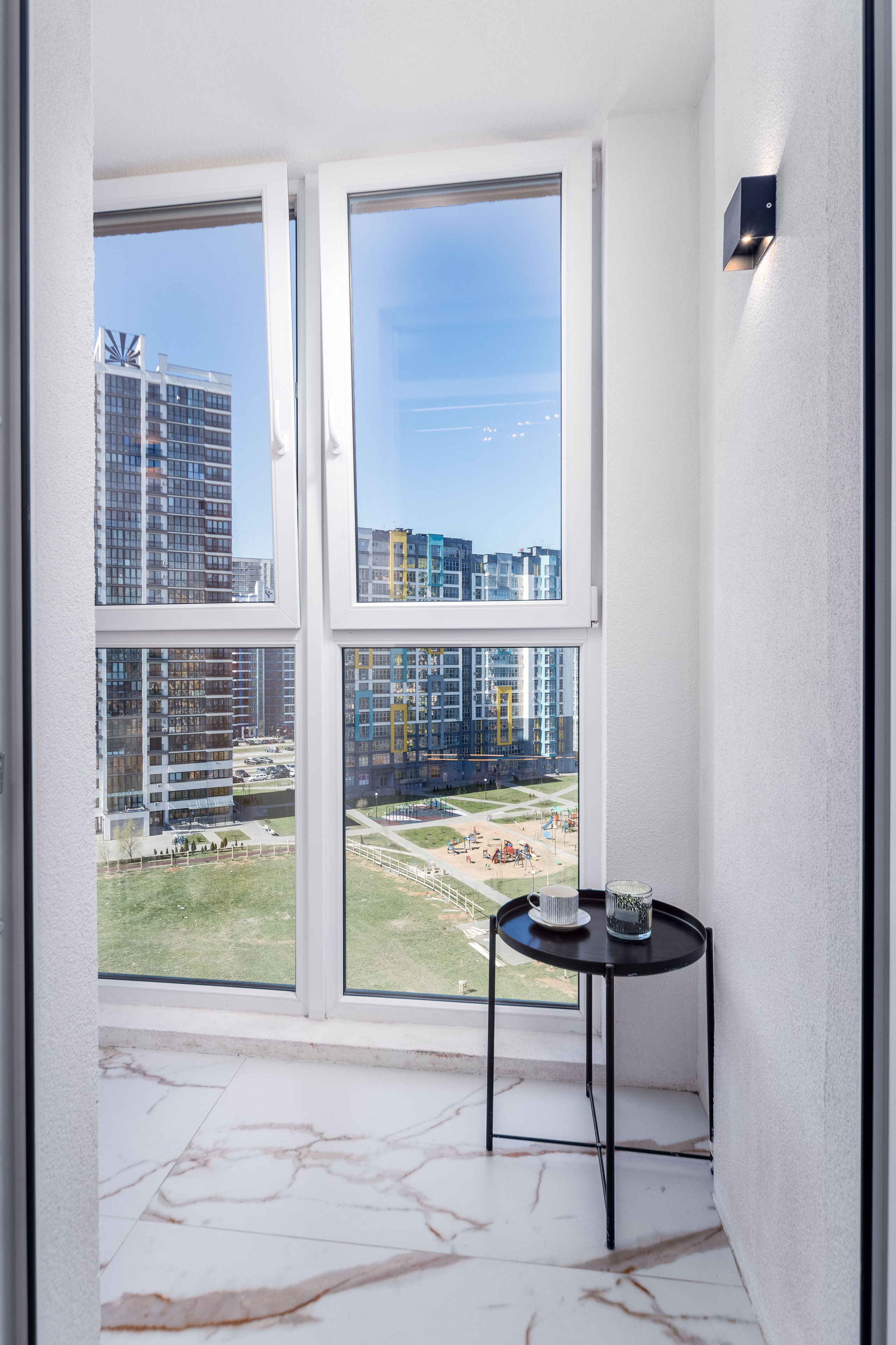 Интерьер видовой лоджии в евро-3 квартире в ЖК Минск Мир