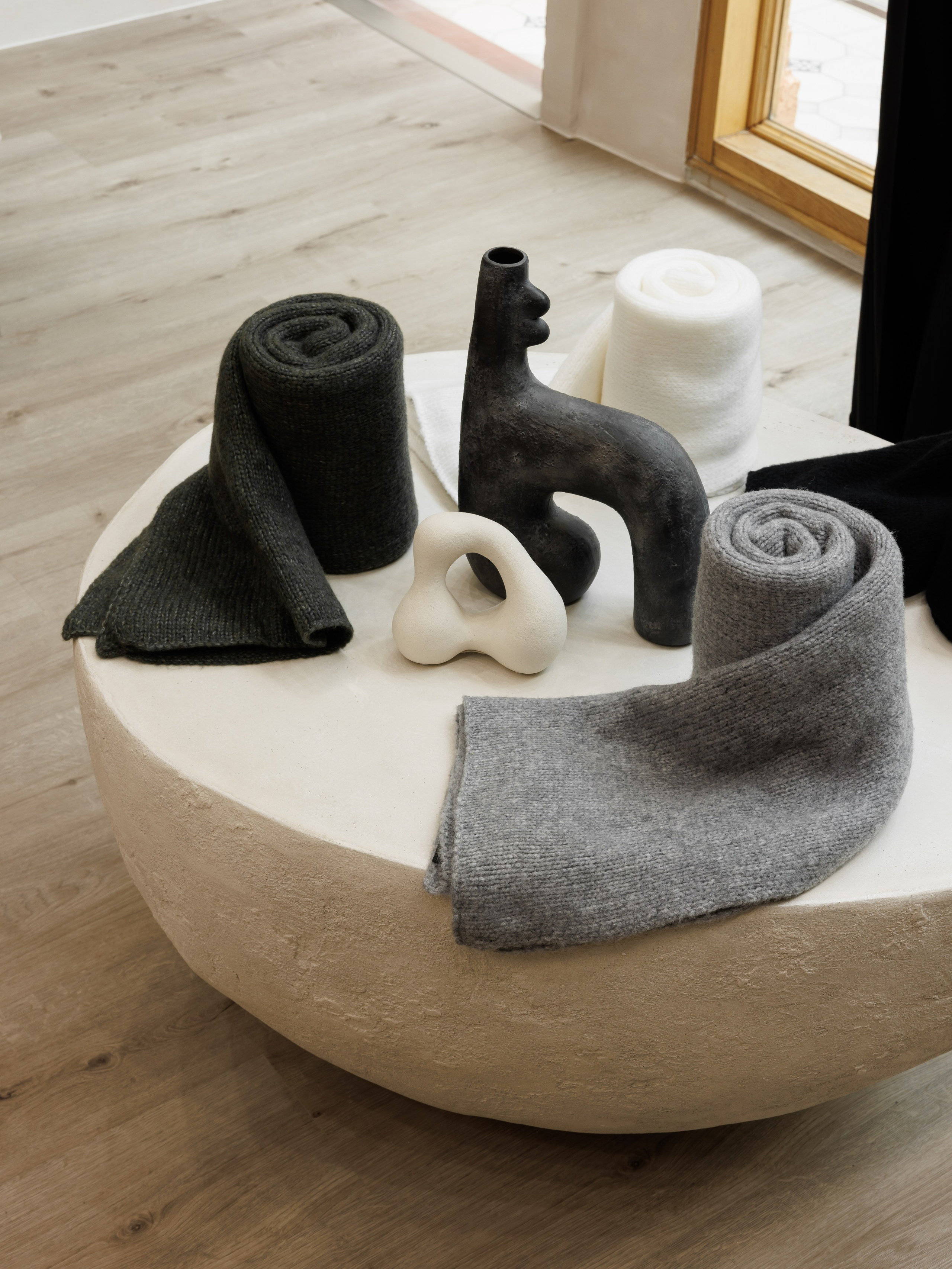 Авторская мебель на заказ в интерьере бутика — сочетание северной эстетики и современной модульной структуры