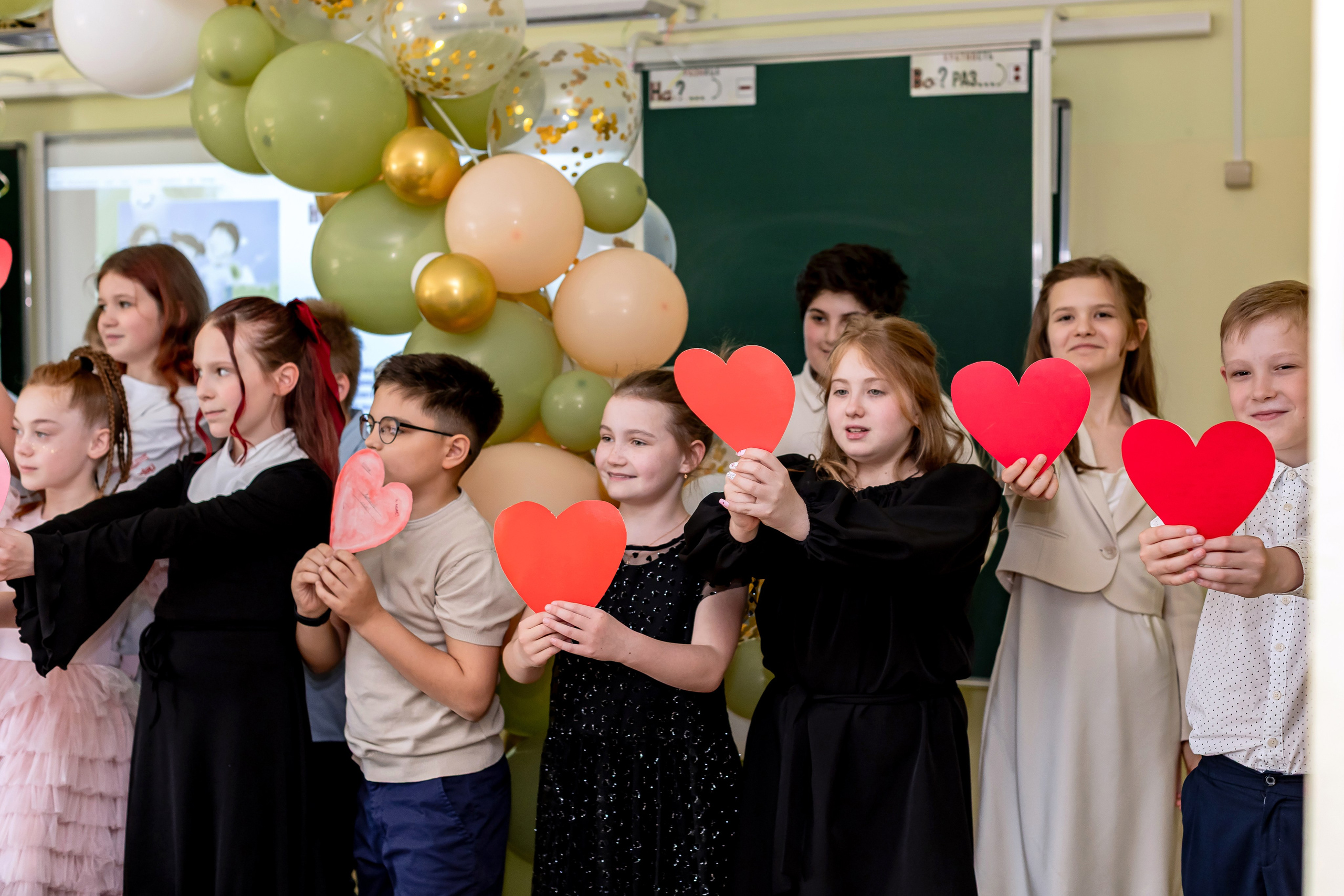 Выпускной в начальной школе в классе. Фотограф и видеограф Москва. Свадебный фотограф, видеограф. Выпускные альбомы. Оживающие альбомы