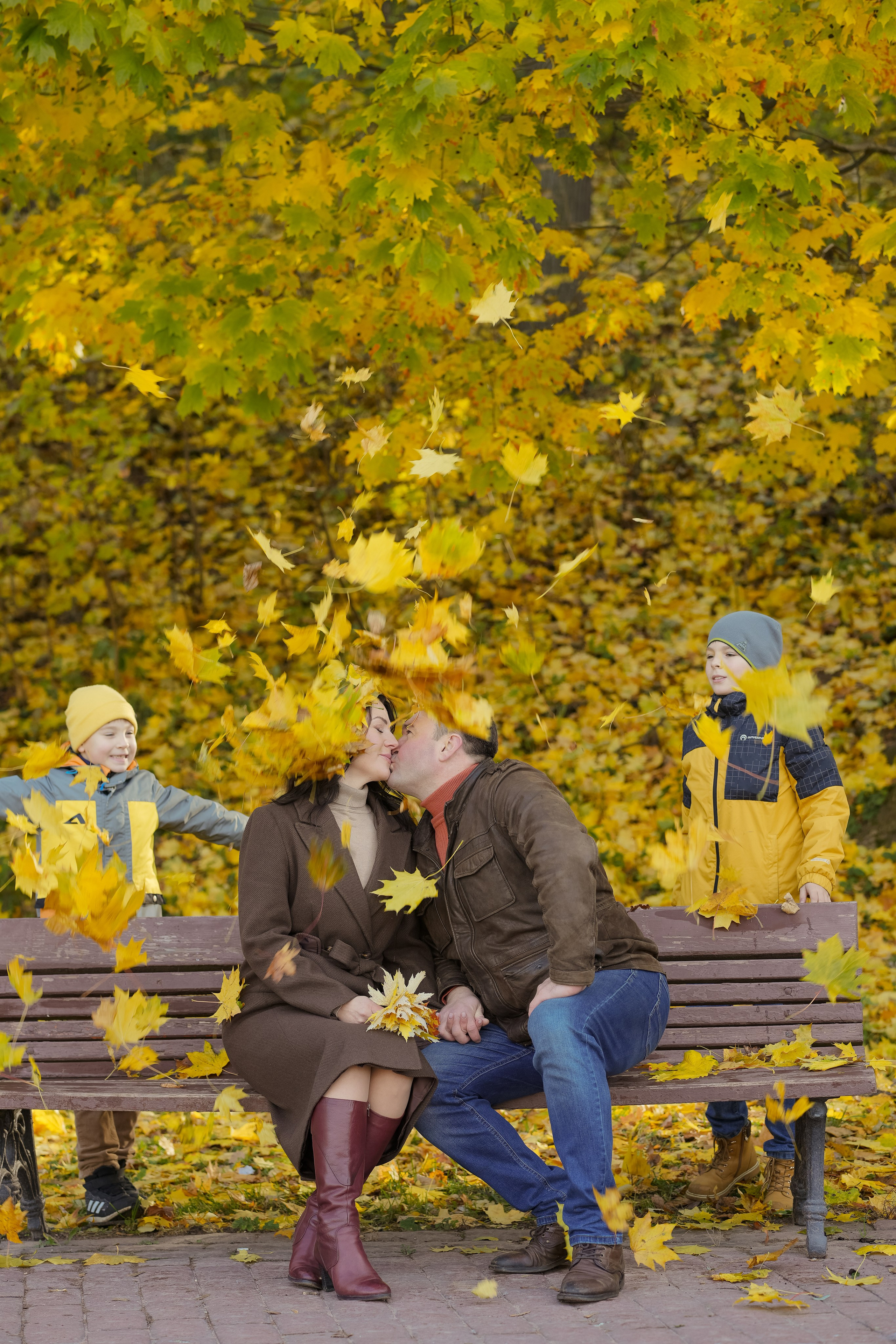 Семья на фотопрогулке золотой осенью