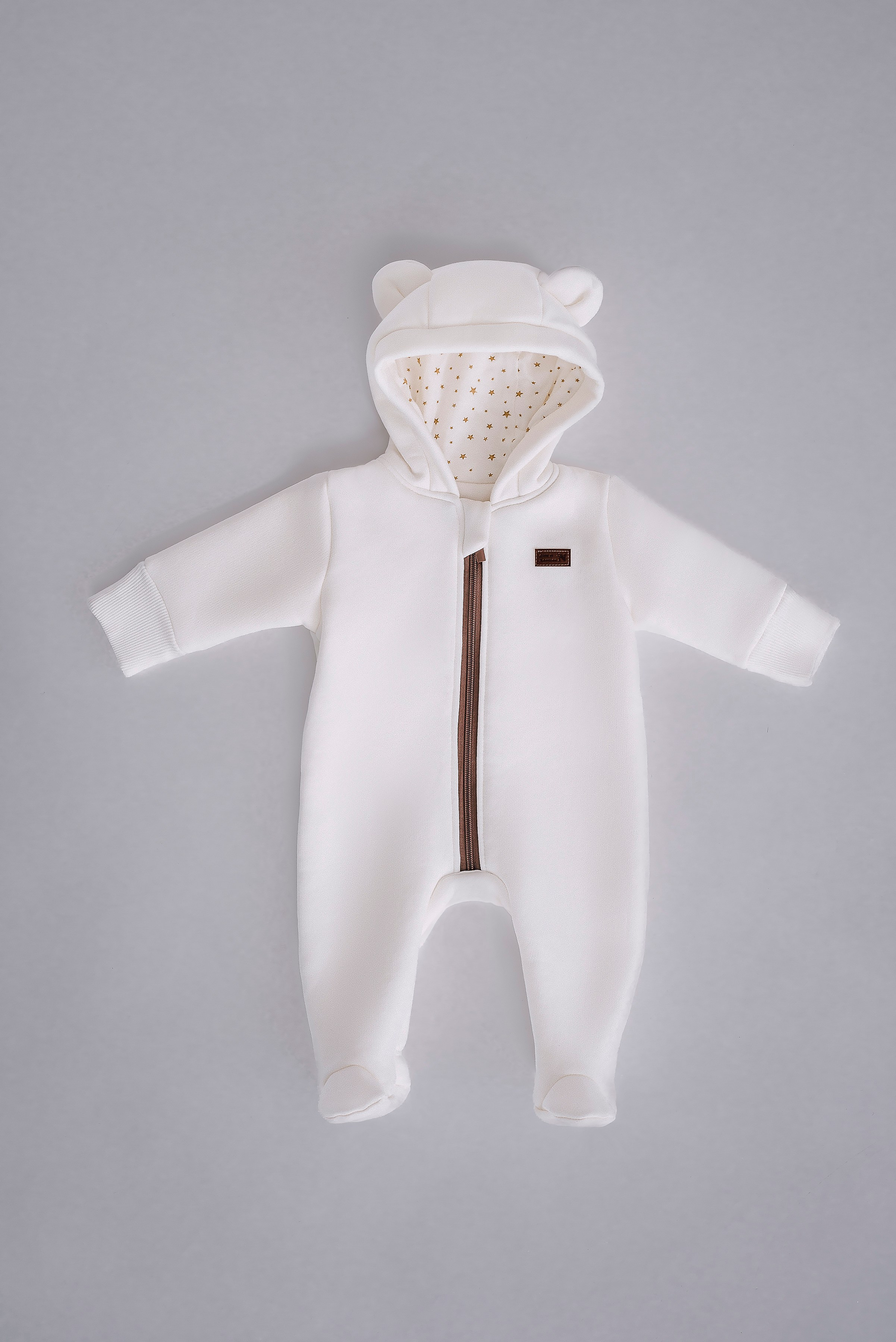 Белый комбинезон на сером фоне