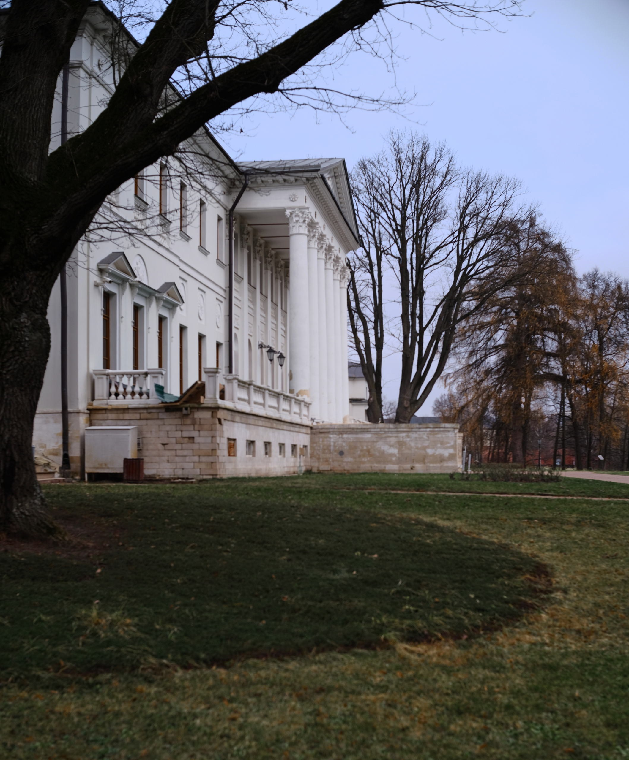 Усадьба Остафьево была построена на рубеже XVIII—XIX веков князем Андреем Вяземским предположительно по проекту зодчего Ивана Старова.