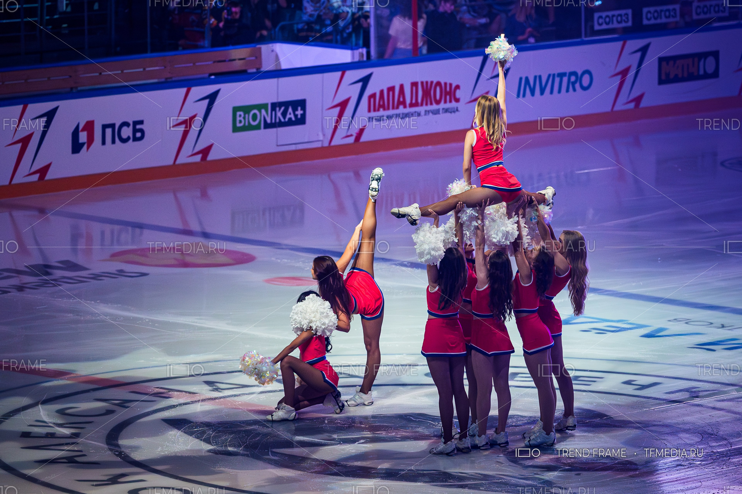 Финал Кубка Овечкина 2025 по хоккею в Мытищах — чирлидеры в красных костюмах исполняют финальную акробатическую композицию на льду. Премиальные спортивные фото TrendFrame.