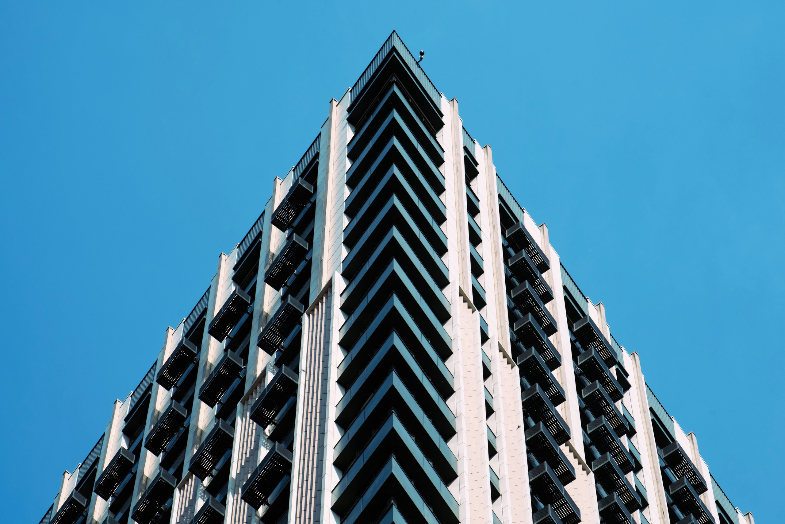 Угол зрения с земли на новостройку в Москве на Шелепихинской набережной