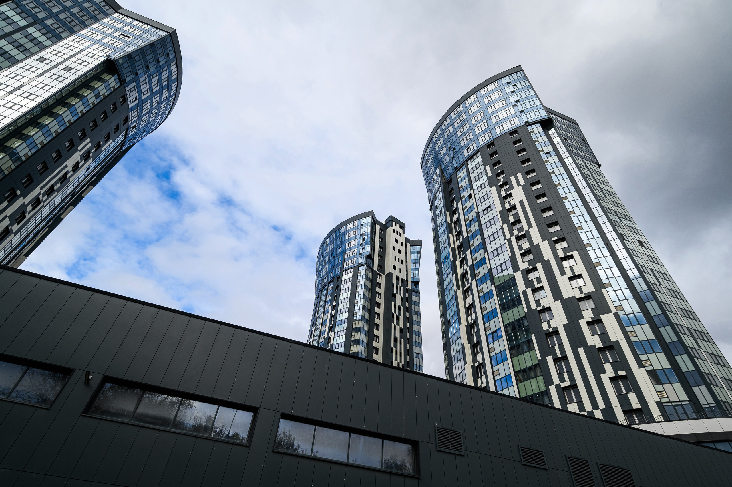 Архитектурная фотография Авалон-Сити днём, чистые линии фасада и ритм оконных проёмов