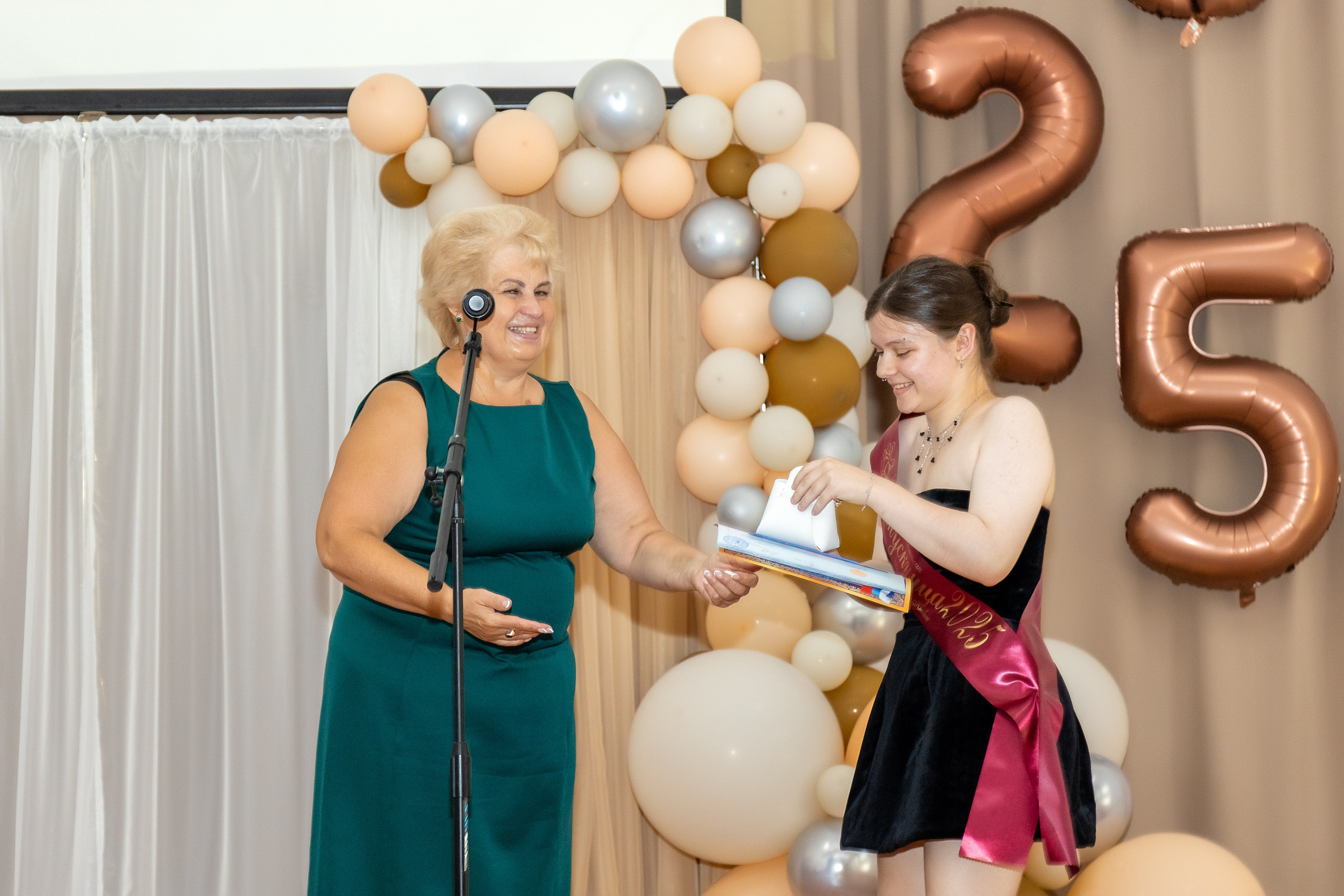 Выпускной. Школа 22, 11 класс. Стильный выпускной альбом Владивосток фотограф Вероника Мигачева