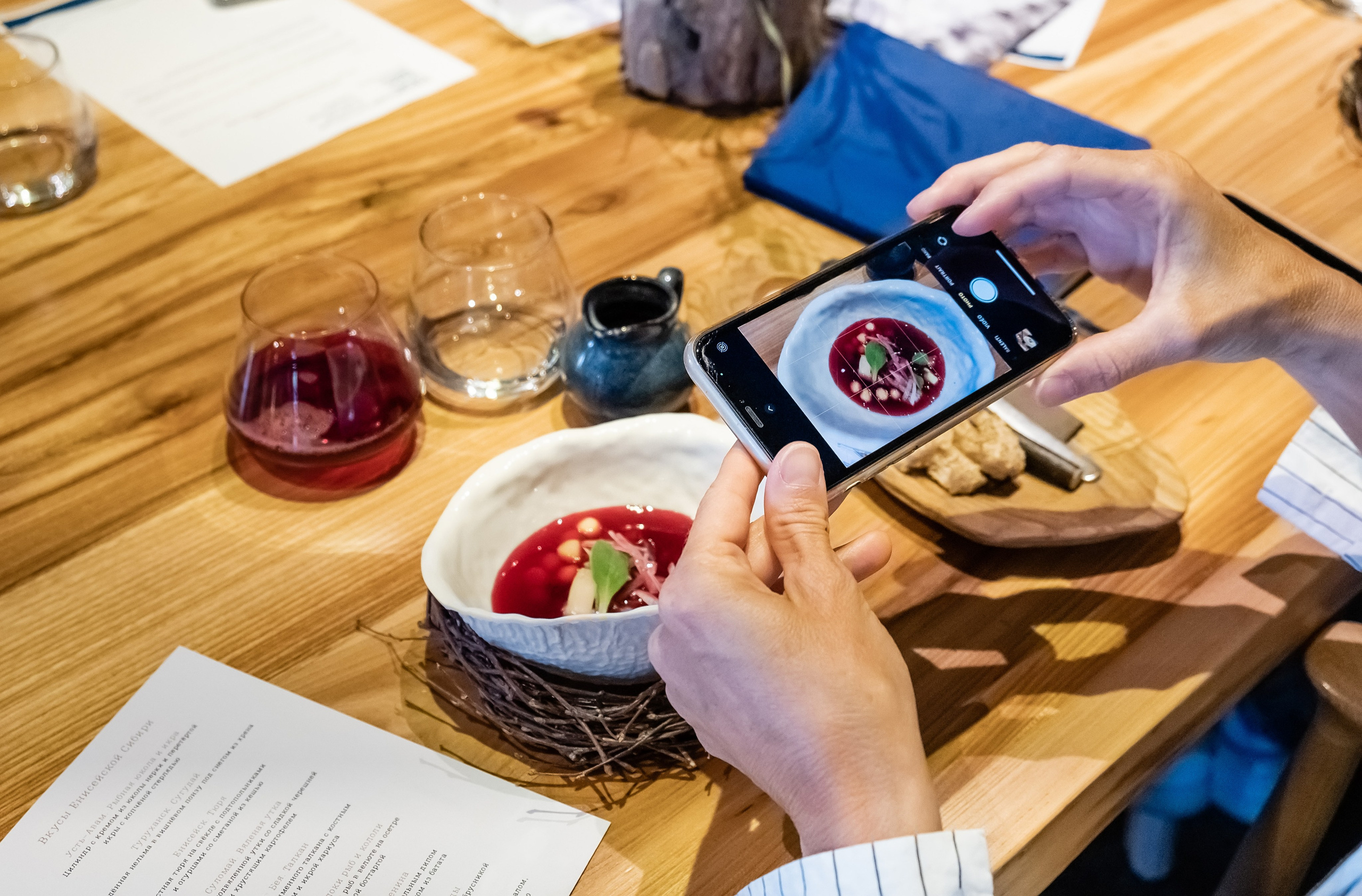 экскурсия Красноярск куда сходить гастро тур путешествие где вкусно поесть лучший ресторан Красноярска атмосферный интерьер авторская кухня изысканный вкус ресторан Хозяин тайги кафе Чешуя Тунгуска вкусная сибирская кухня