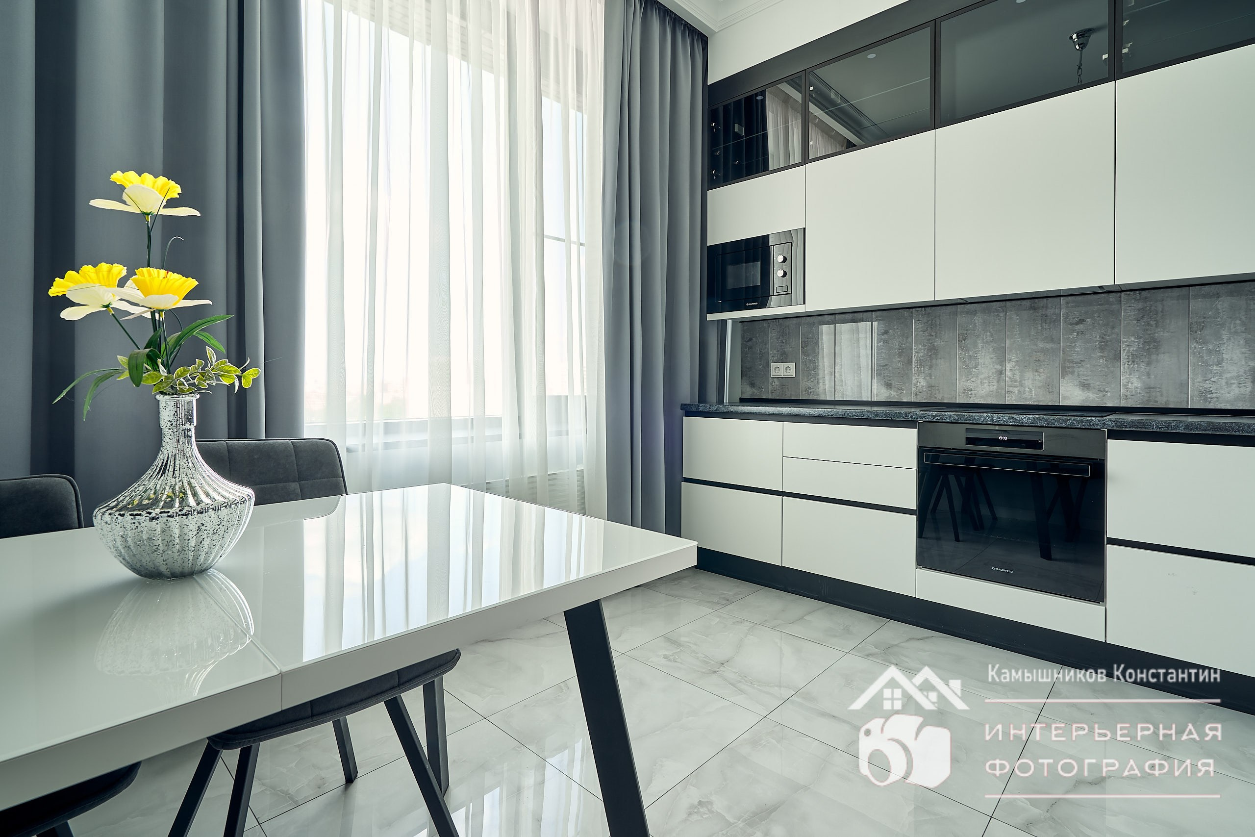 Интерьерная съемка просторной кухни в апартаментах
