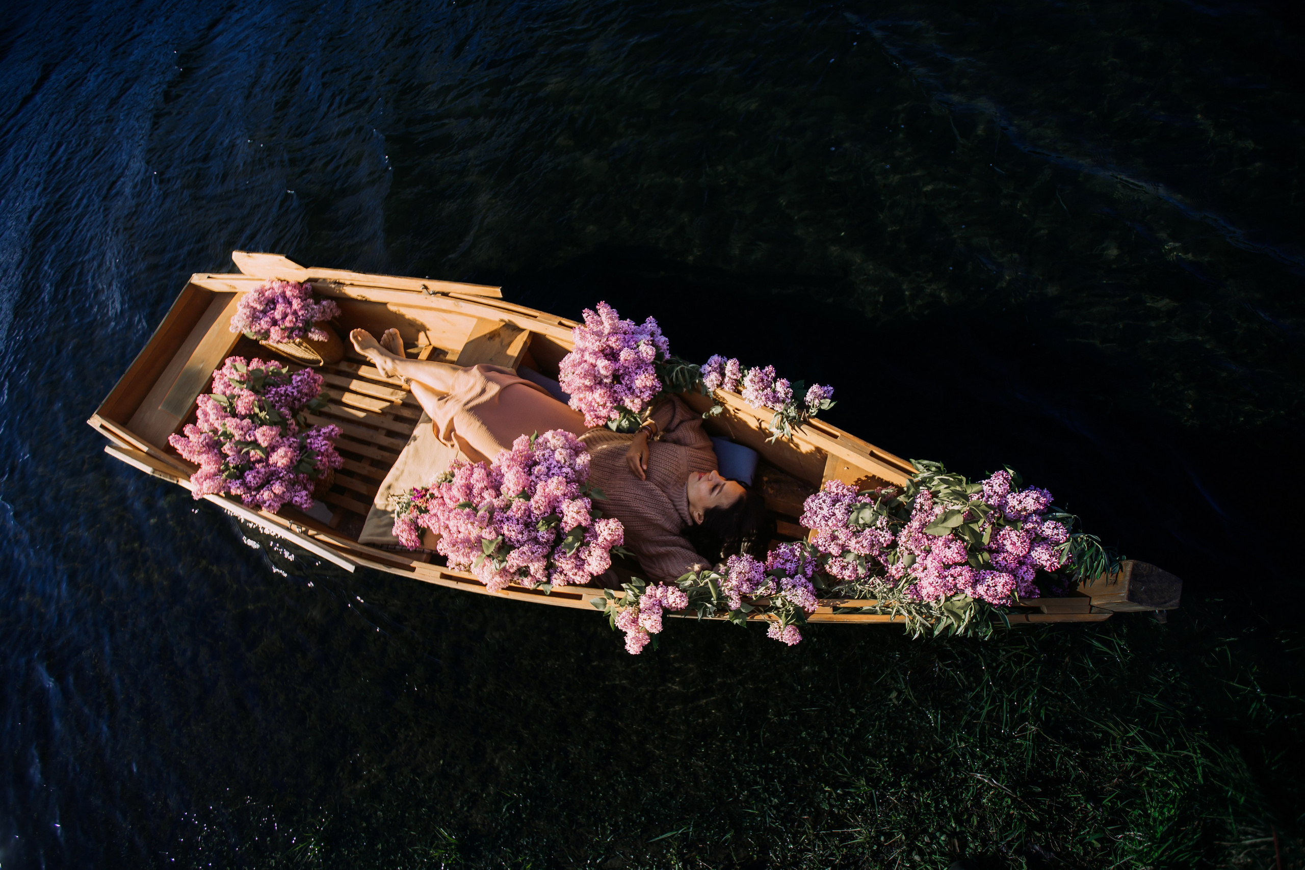 Фотопроекты на лодке с цветами в Красноярске. Фотографы Харины Иван и Светлана Красноярск