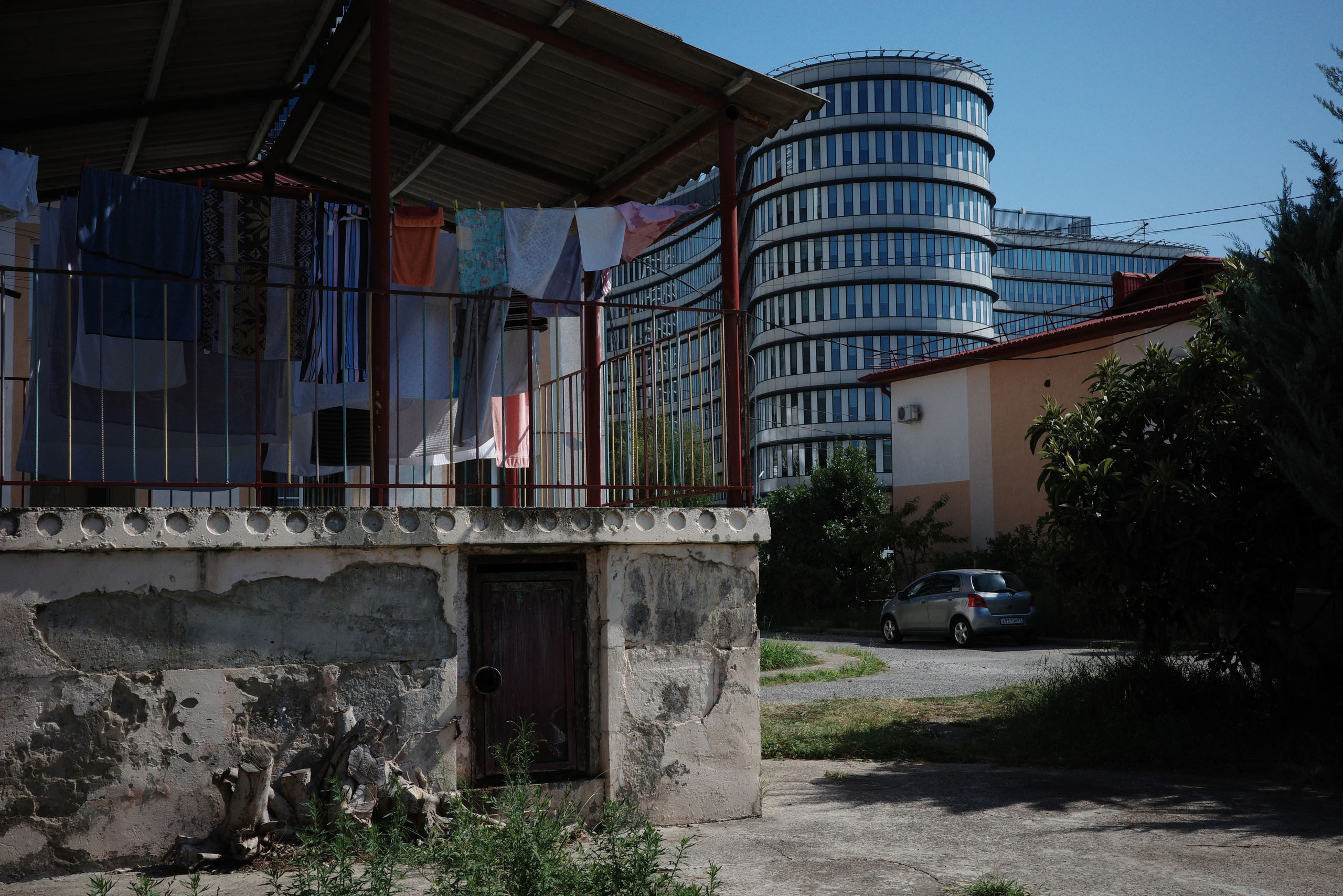 Столкновение эпох: уличная сушилка и современный офис