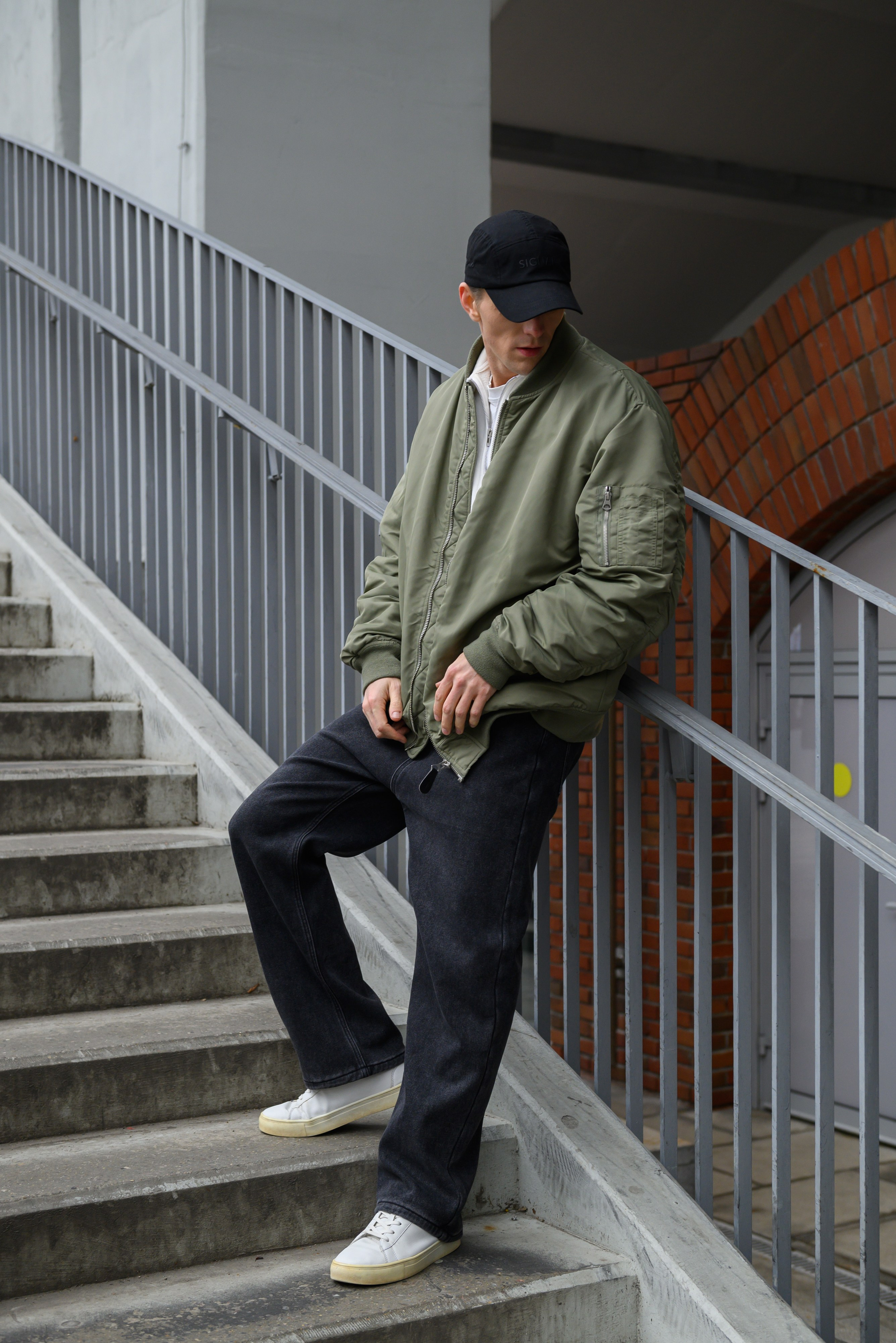 Контент-менеджер WB в магазине мужских джинсов. Фотограф Москва Настя Профотовна. Репортажные, свадебные и контент фотосессии