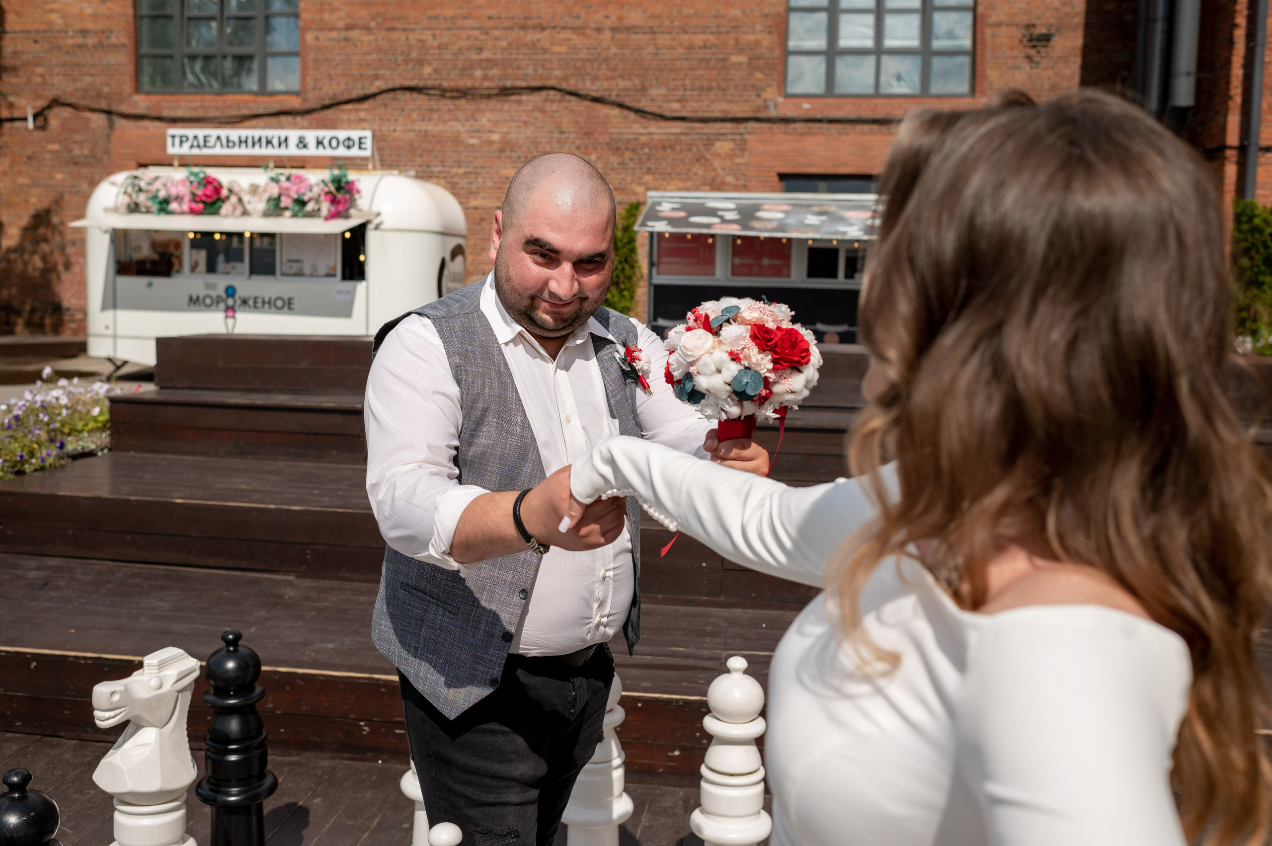 Экстравагантная свадебная фотосессия Светланы и Славы по нетрадиционным и оригинальным местам для свадебной прогулки в Санкт-Петербурге. Портретный, семейный и свадебный фотограф в Санкт-Петербурге и в Пушкине Ширяев Денис
