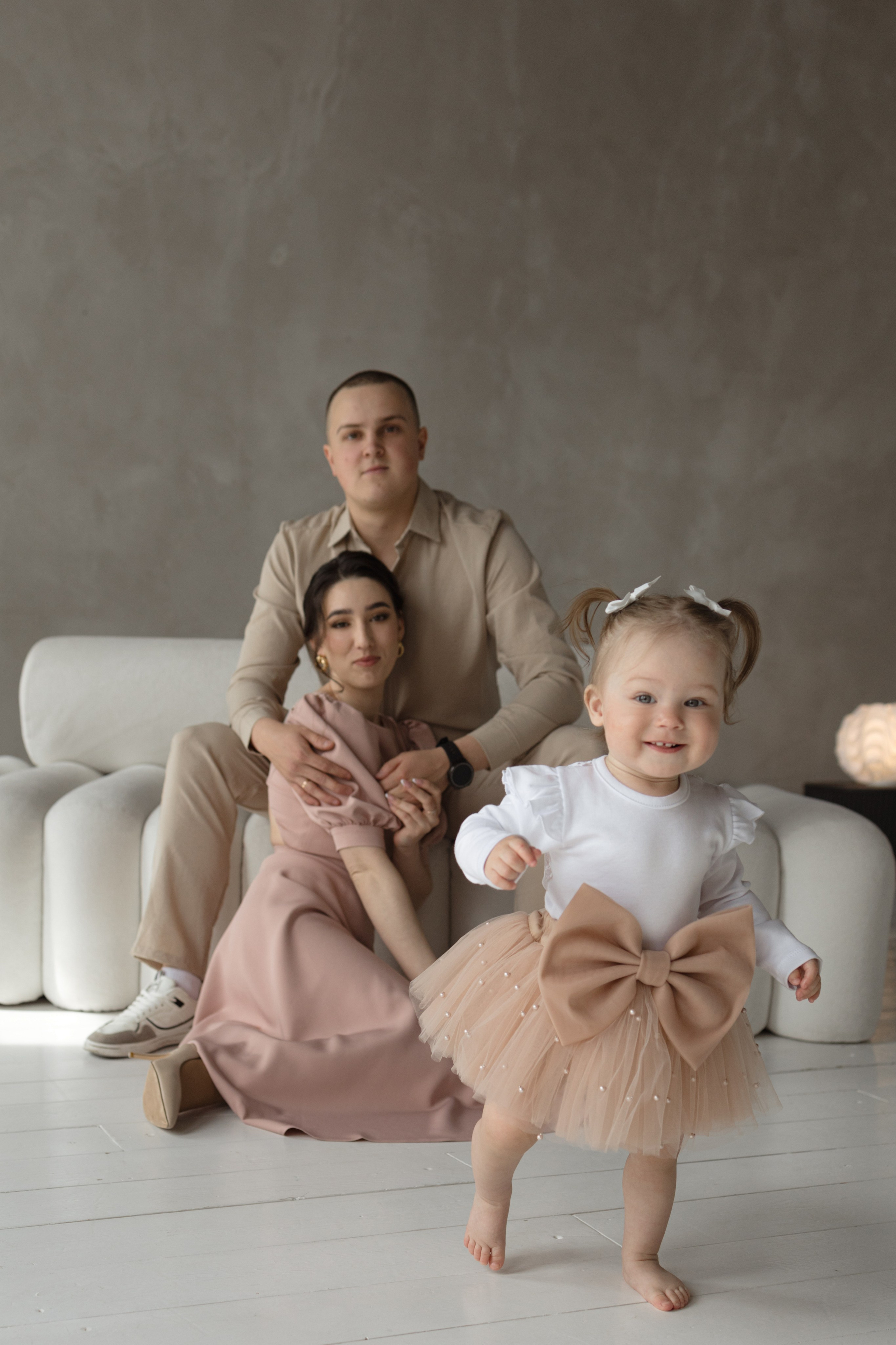 Семейная фотосессия годовасие: мама, папа и малыш в студии, Красноярск