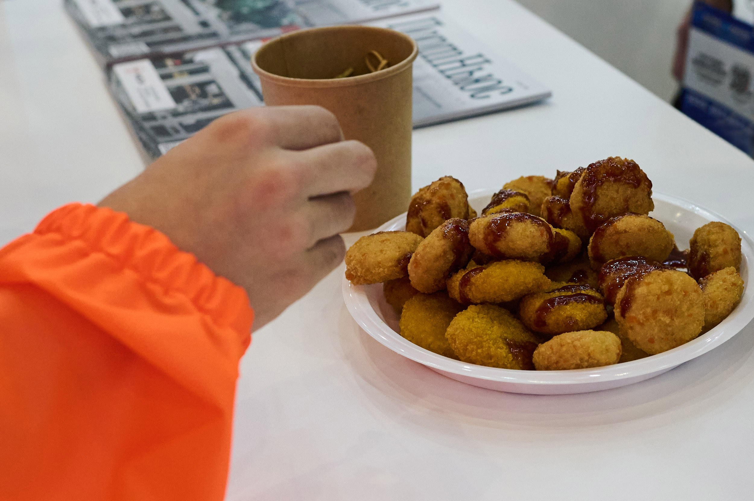 Дегустационные образцы продукции. Стенд Калининградской области на выставке Seafood Expo Russia 2025. Репортажная съёмка в КВЦ «Экспофорум», Санкт‑Петербург.