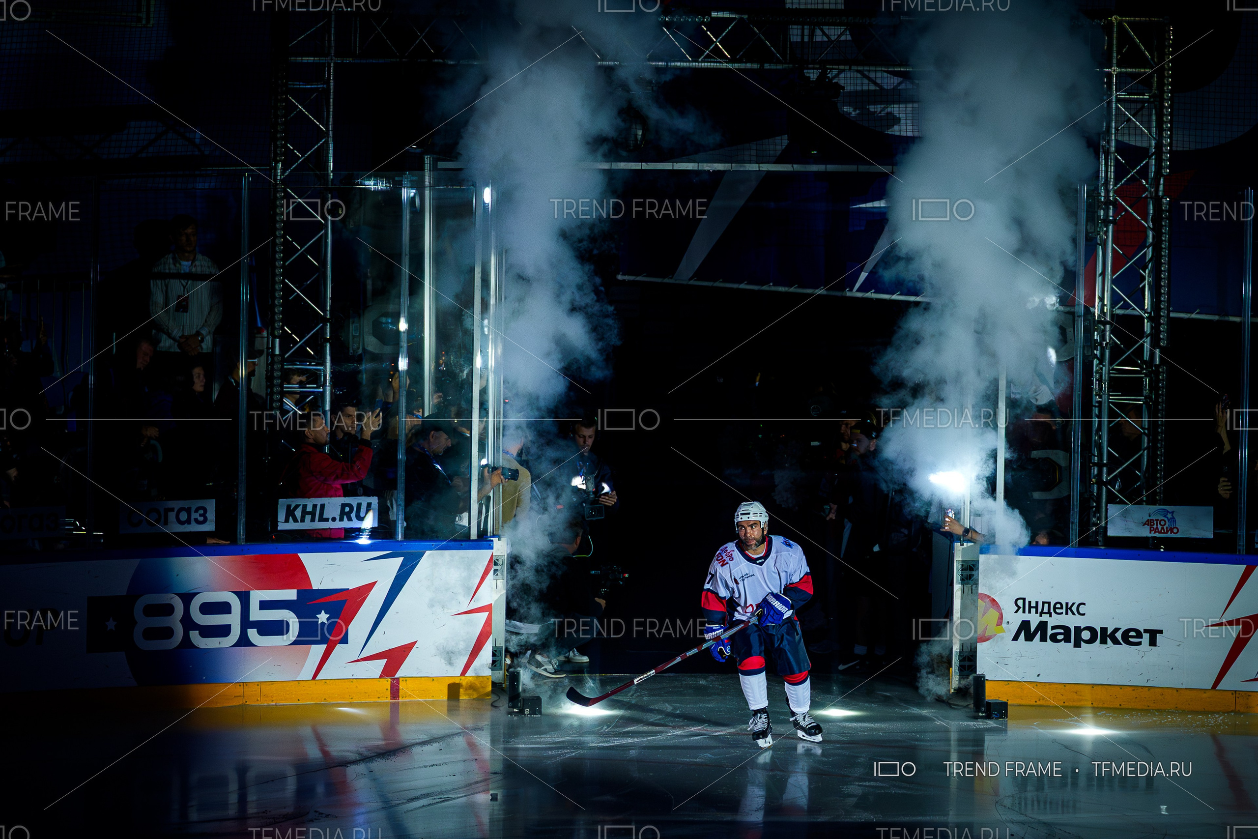Финал Кубка Овечкина 2025 по хоккею в Мытищах — Камил Гаджиев выходит на лёд через дымовое шоу. Премиальные спортивные фото TrendFrame.