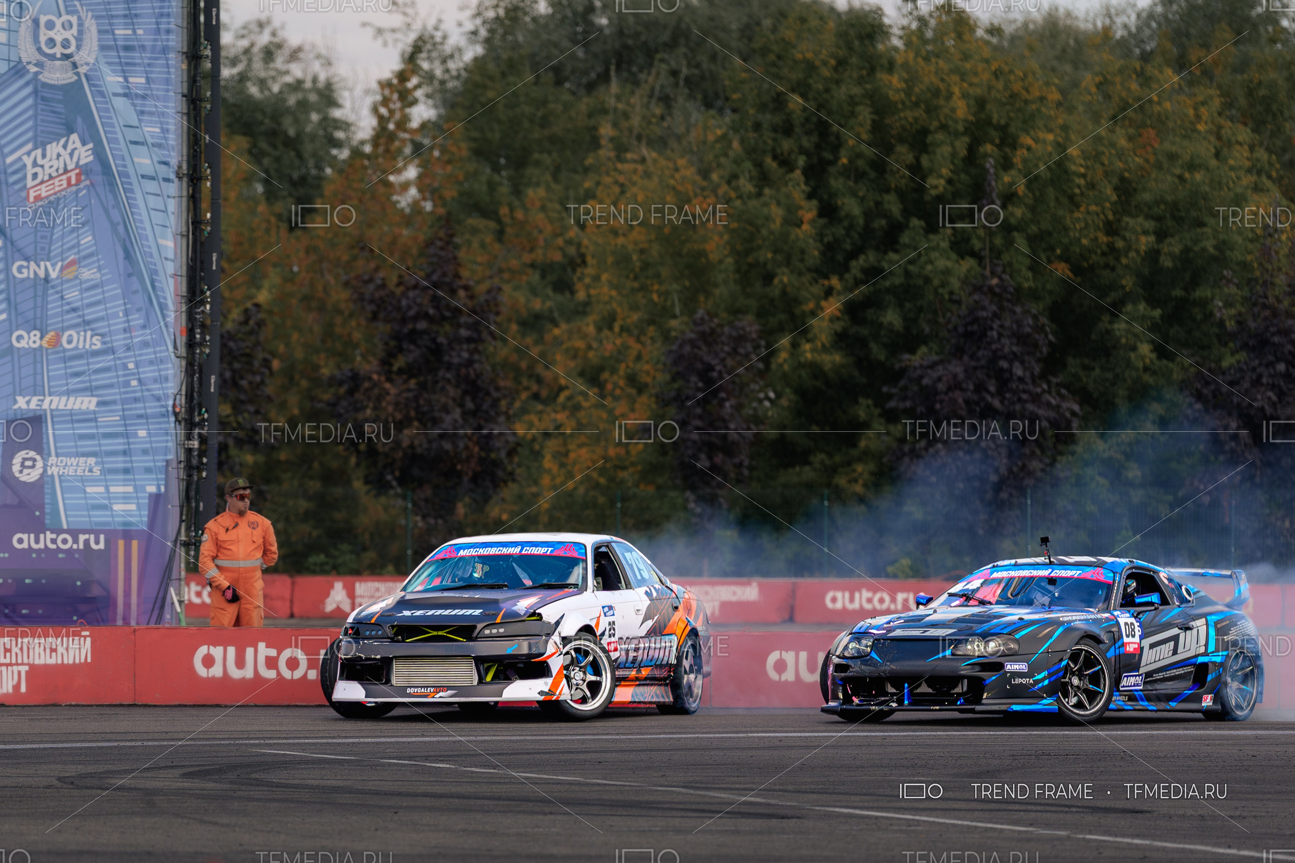 Дрифт команда Xenum ведёт заезд на трассе в Москве