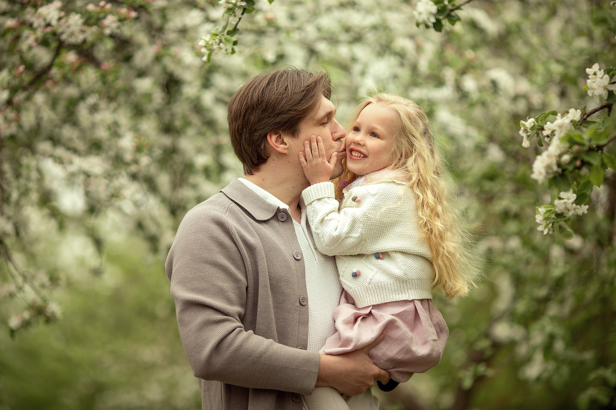Искренняя семейная фотоистория в цветущем саду. Tatyana Nadezhdina Family photographer
