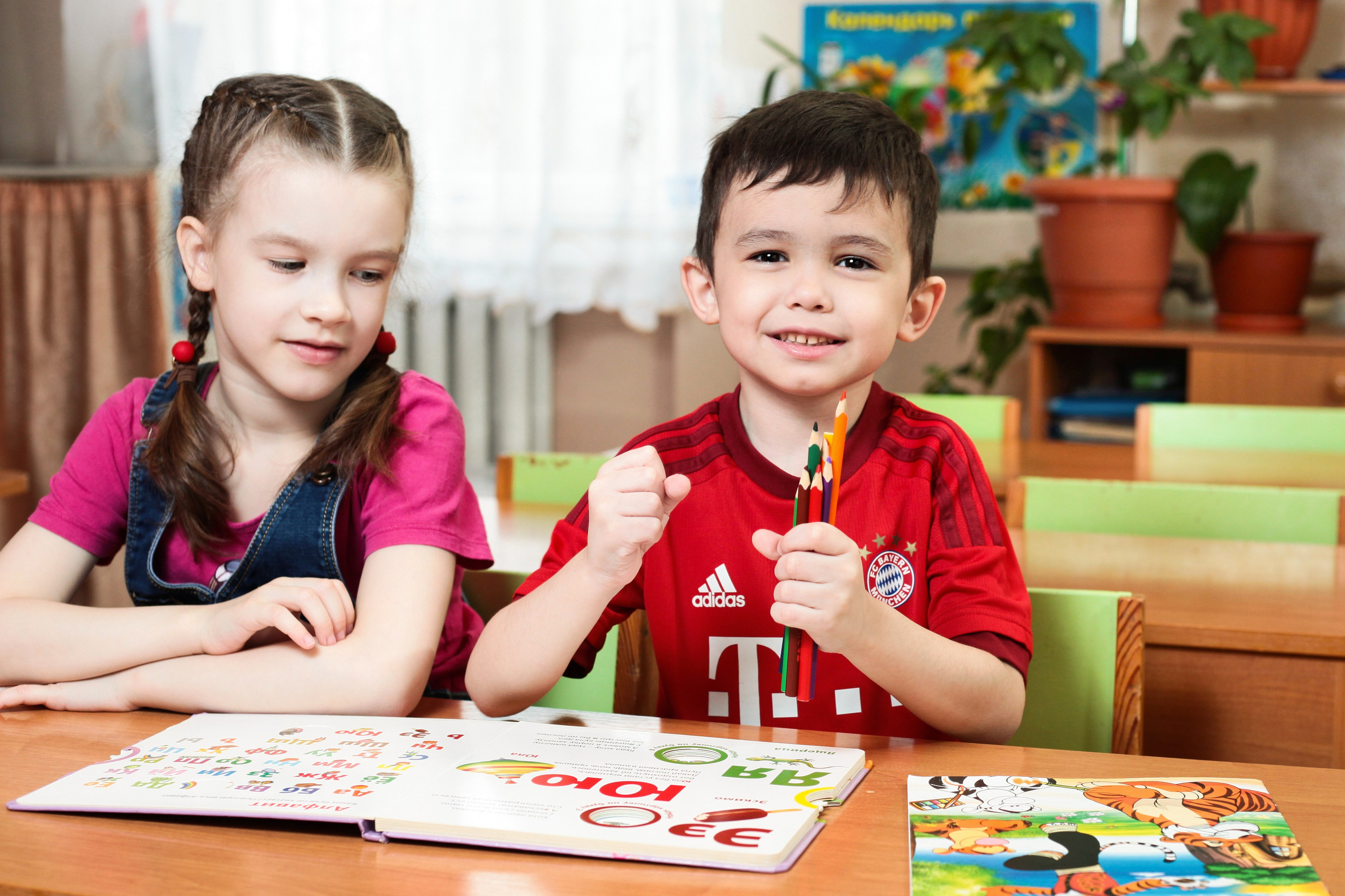 Дети занимаются во время съемки на выпускные альбомы