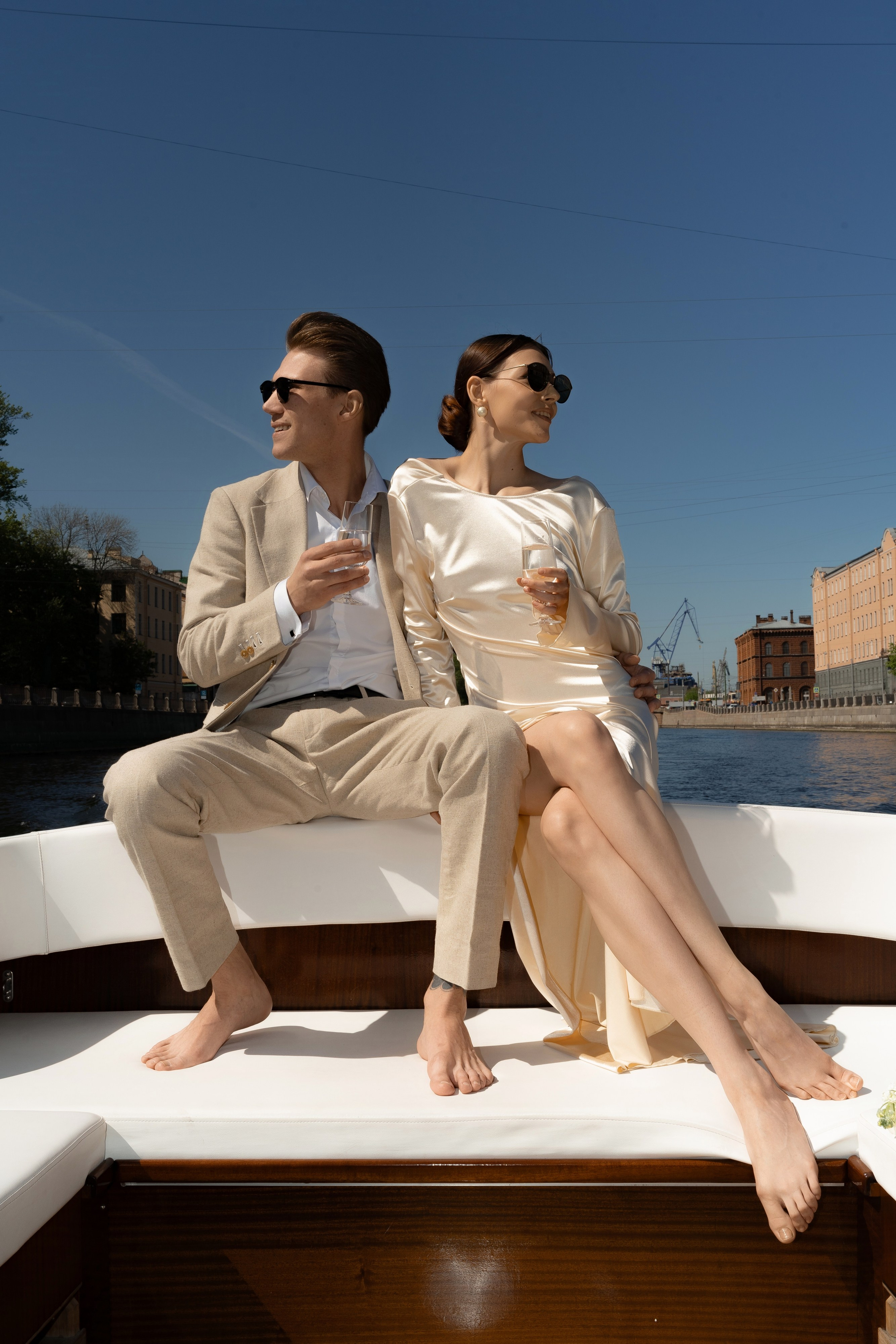 Прогулка по рекам и каналам Петербурга — свадебная фотосессия на катере. Свадебный фотограф Дмитрий Родионов — Санкт-Петербург и Ленинградская область