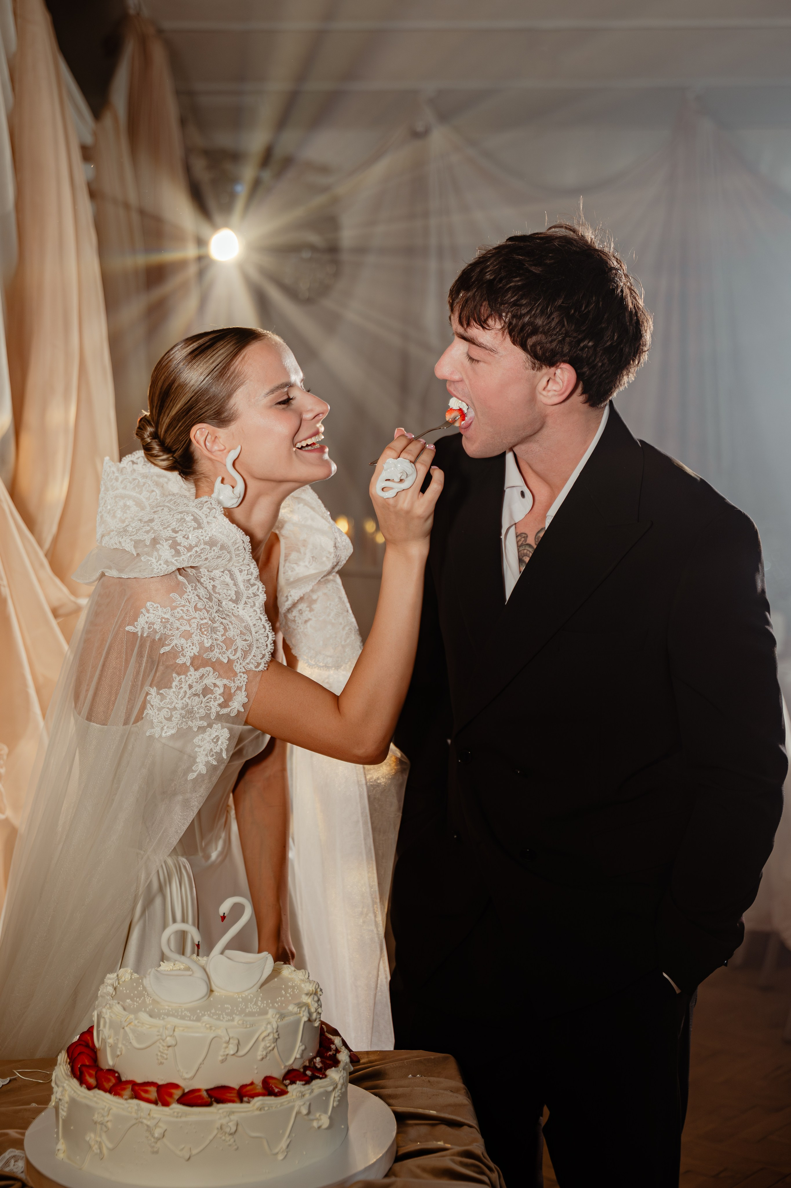 Жених и невеста кормят друг друга первым кусочком торта — трогательная традиция