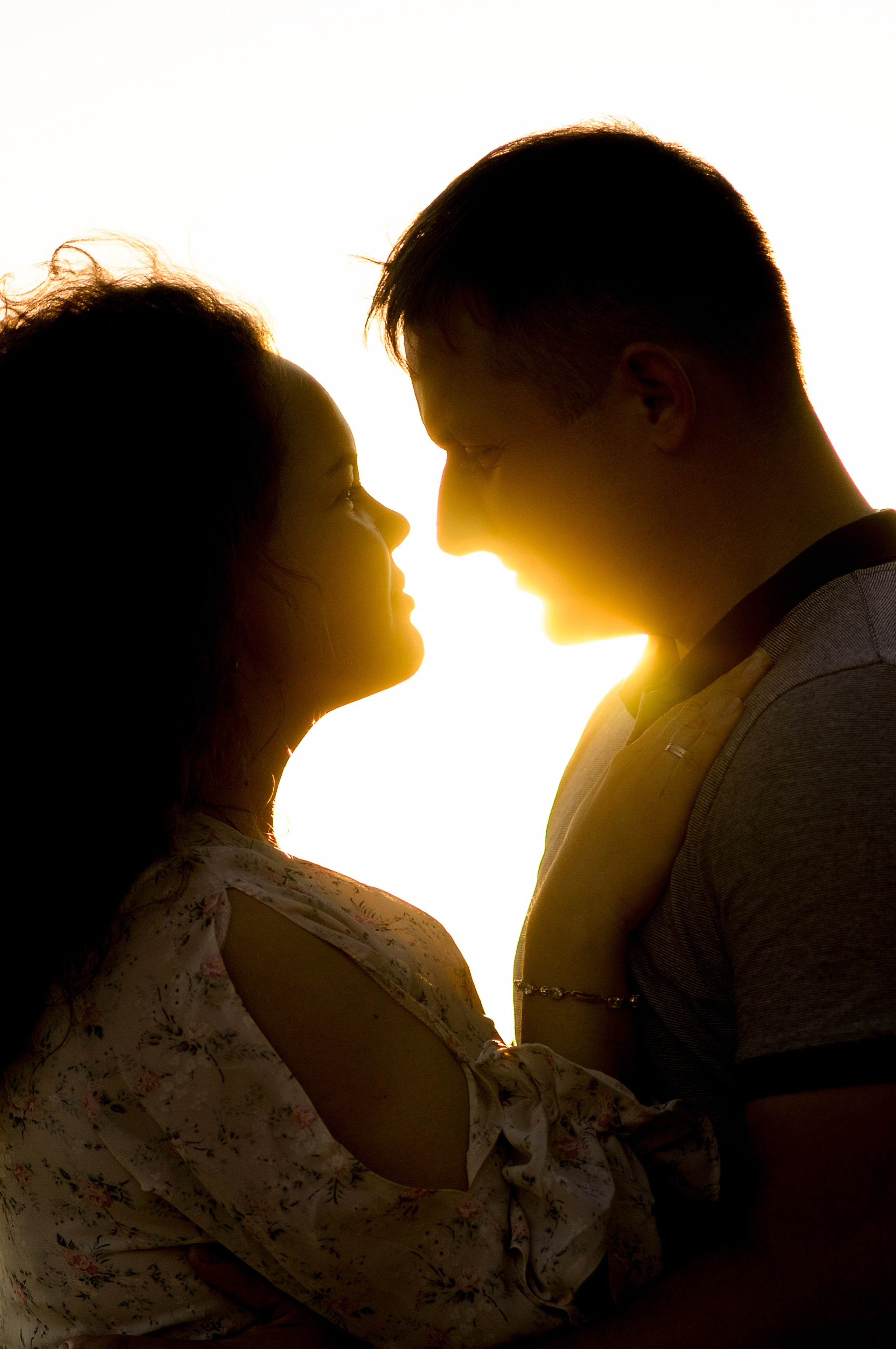 Влюбленные на фоне заката