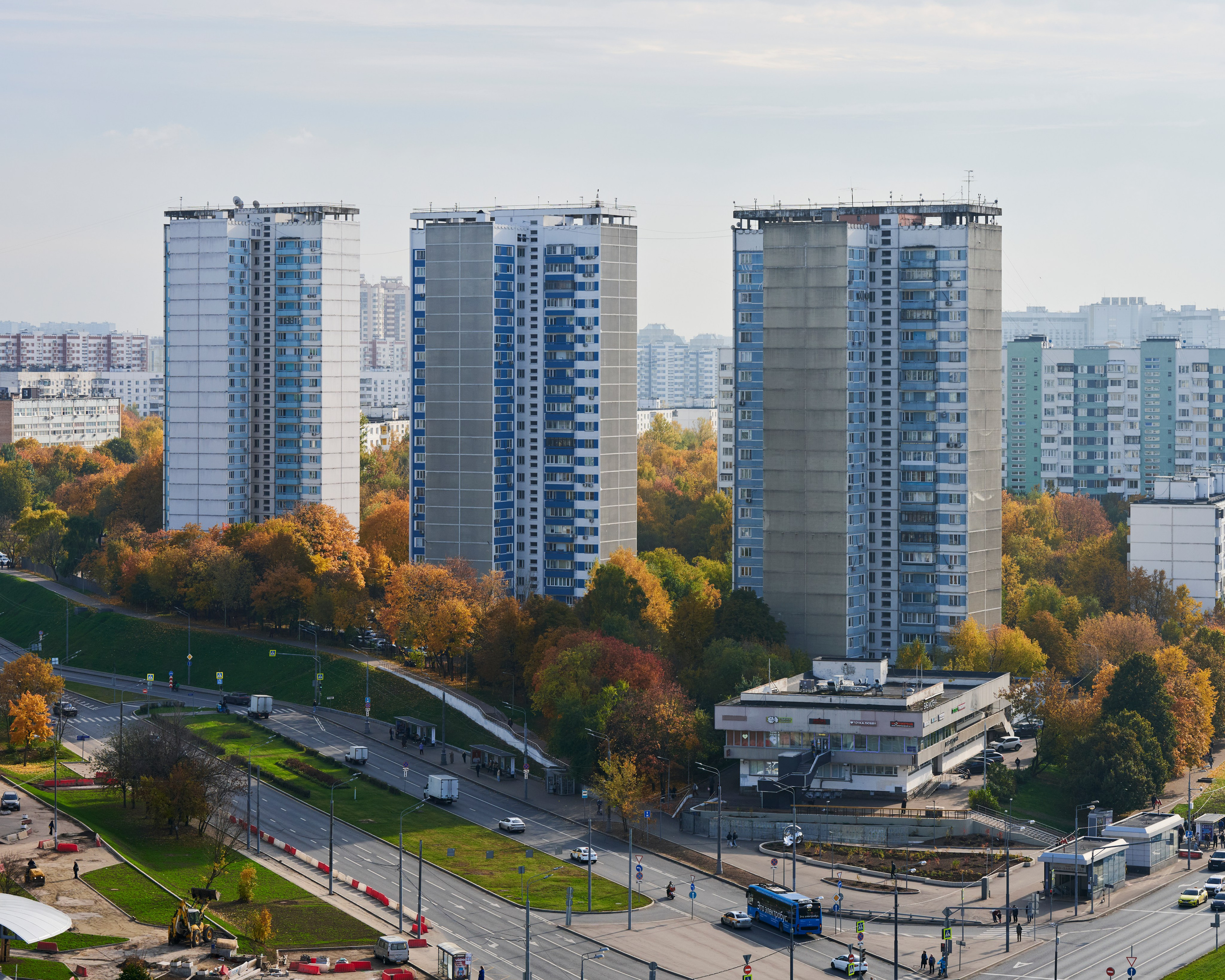 Жилые башни у магистрали, зелёные массивы и дороги